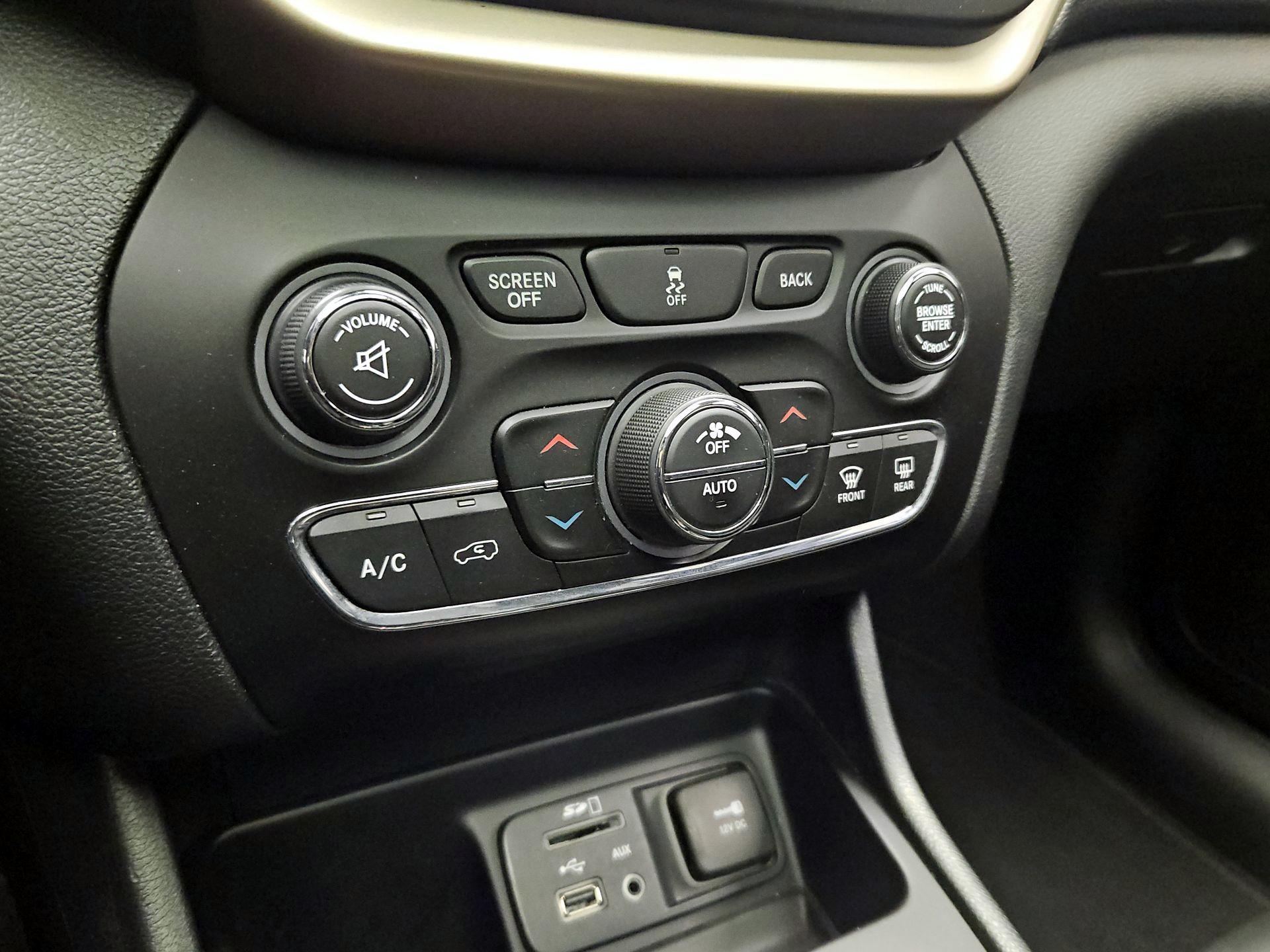 Thumbnail: 2016 Jeep Cherokee - 17