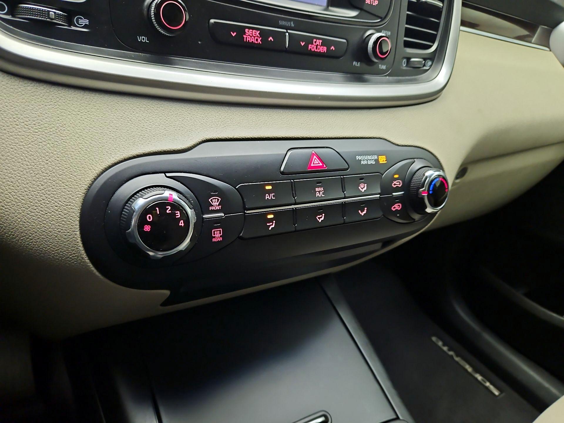 Thumbnail: 2016 Kia Sorento - 16