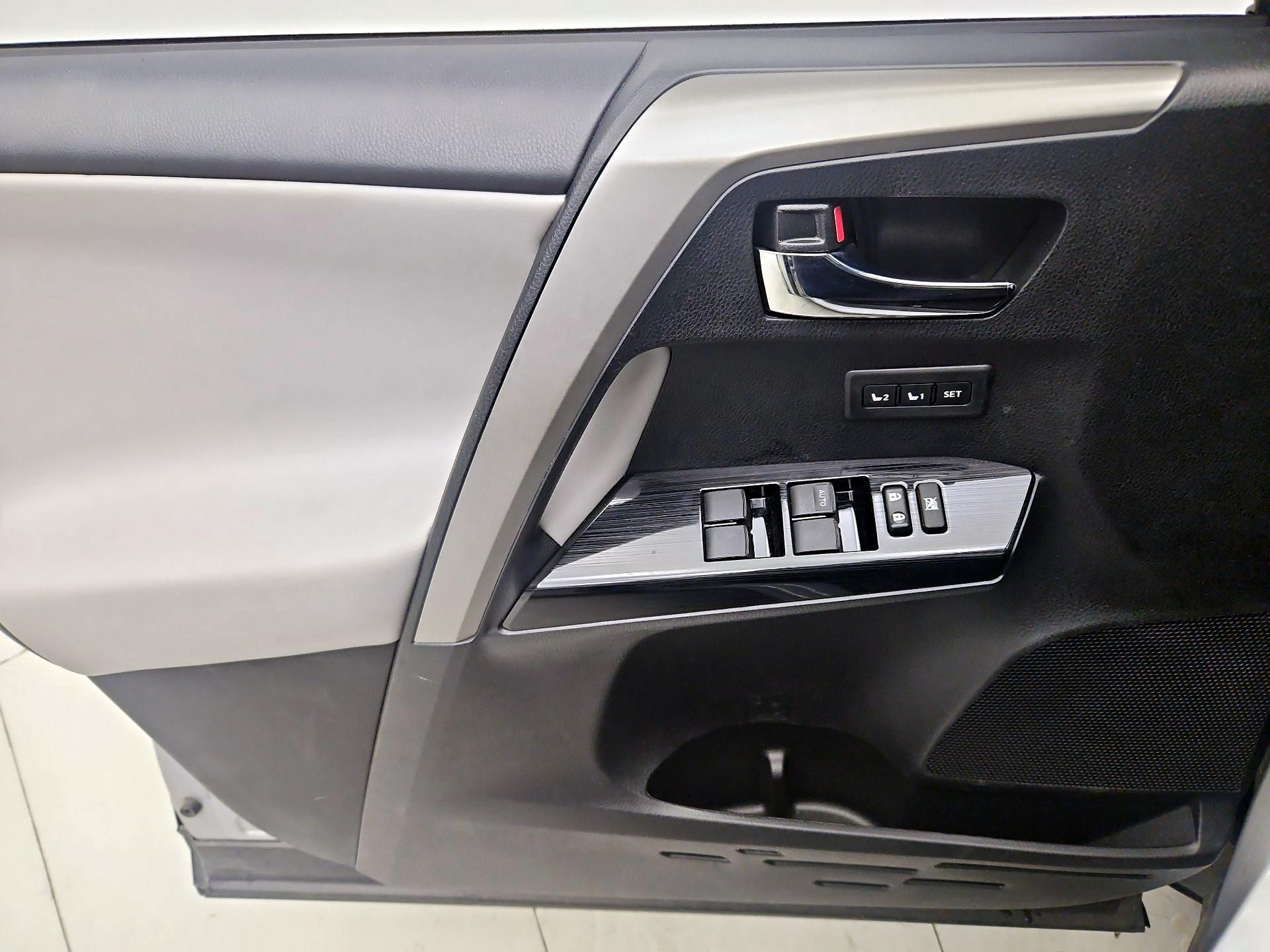 Thumbnail: 2018 Toyota RAV4 - 12