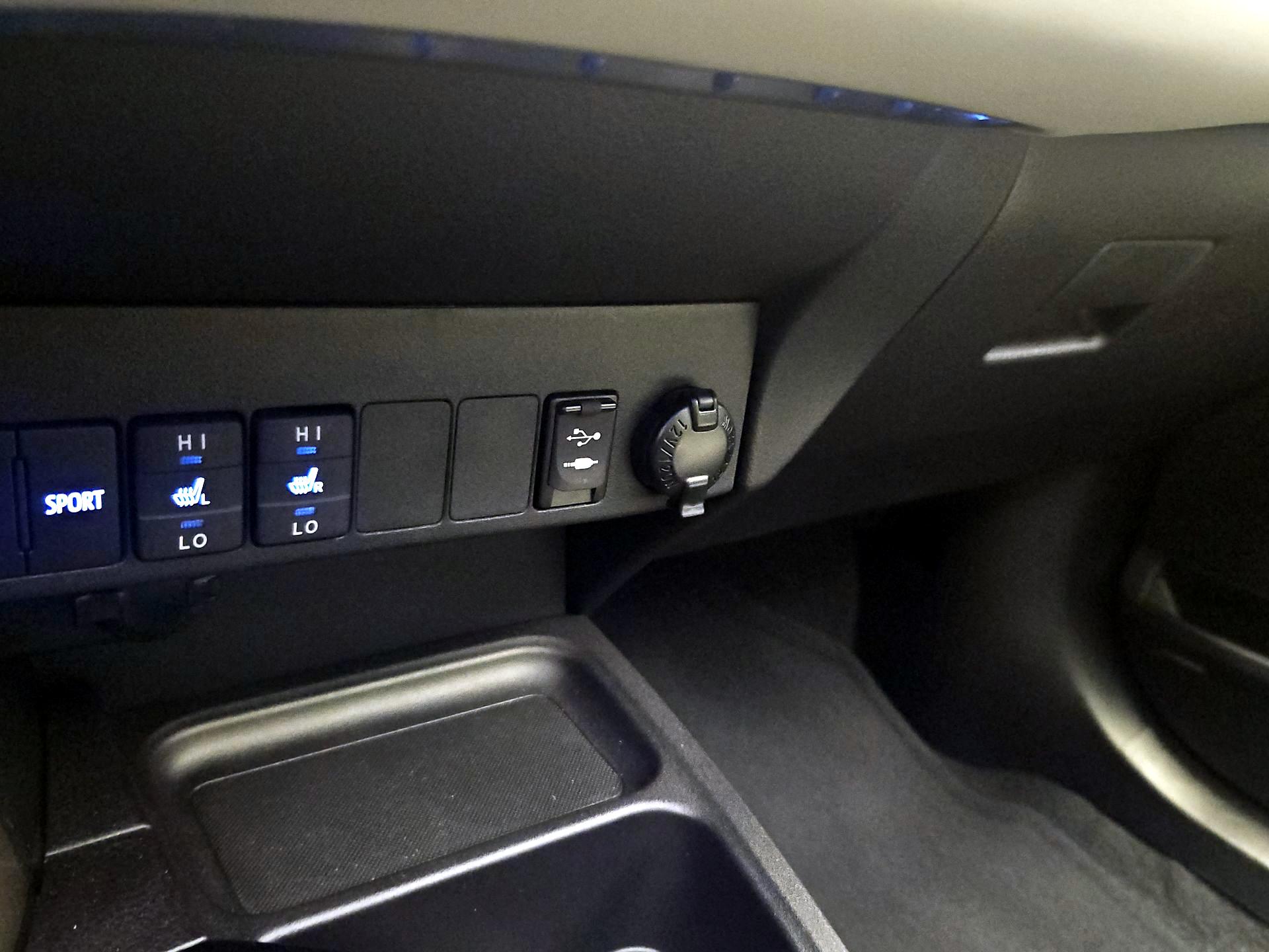 Thumbnail: 2018 Toyota RAV4 - 18