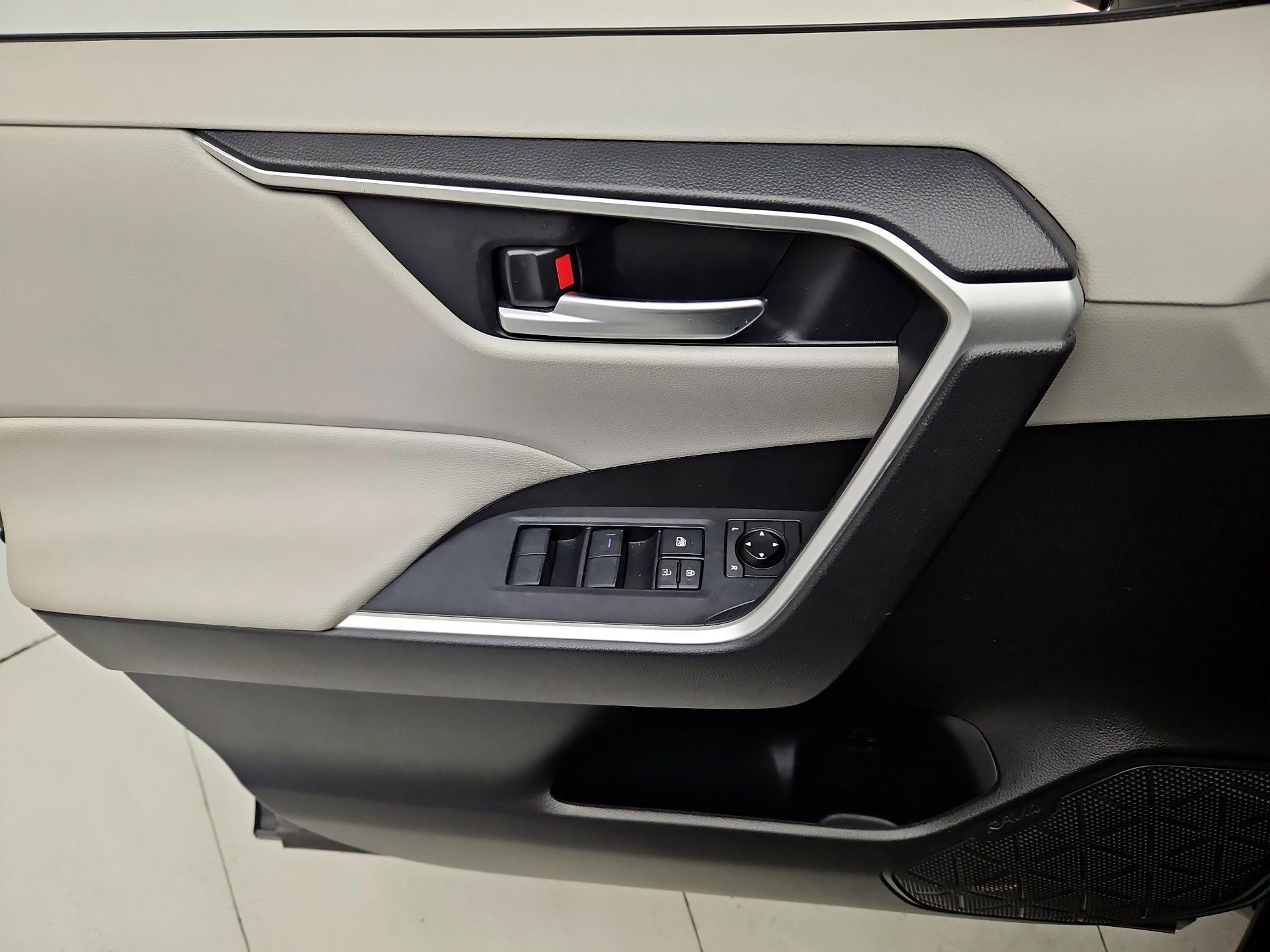 Thumbnail: 2020 Toyota RAV4 - 12