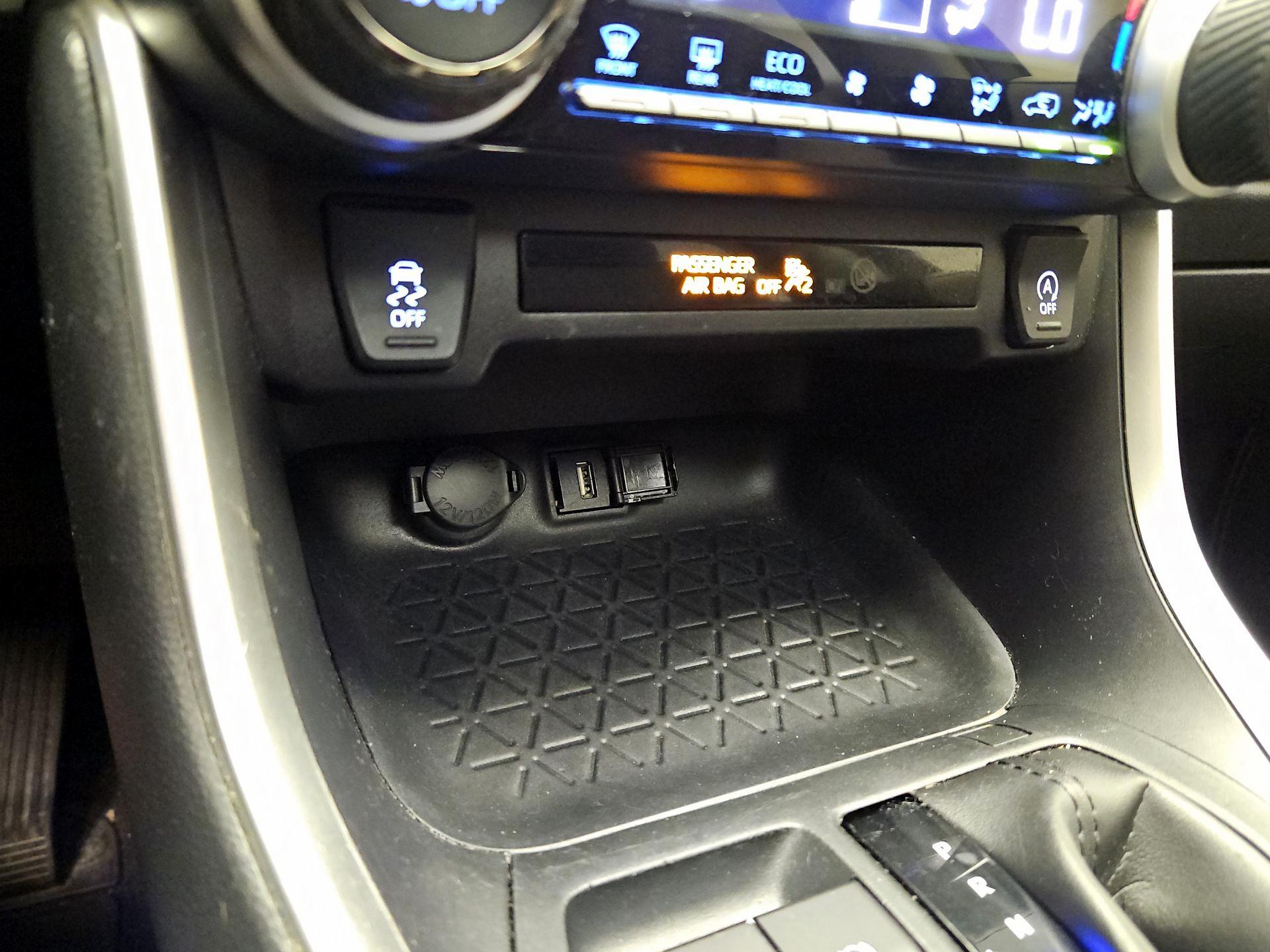 Thumbnail: 2020 Toyota RAV4 - 18