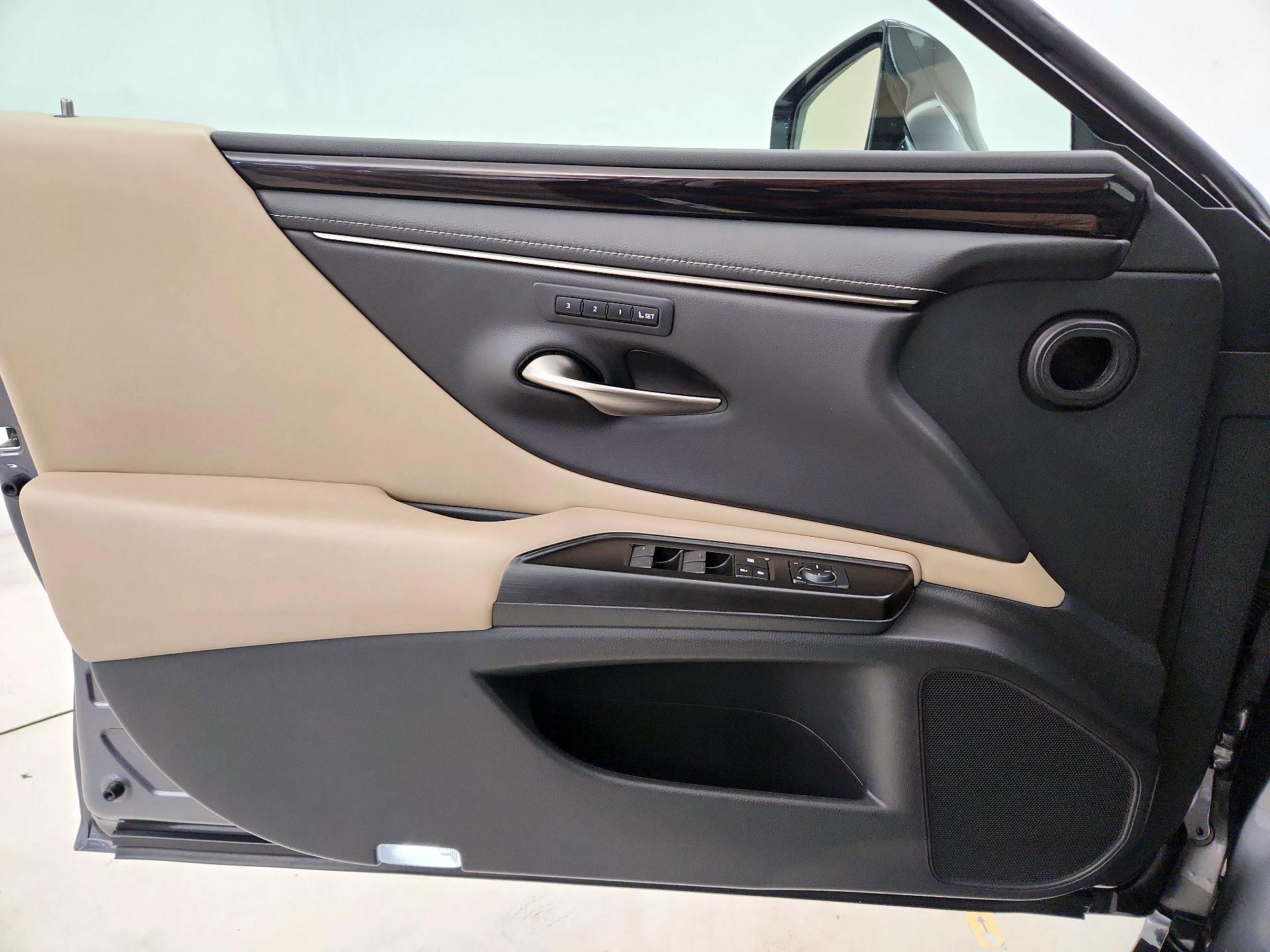 Thumbnail: 2019 Lexus ES - 12