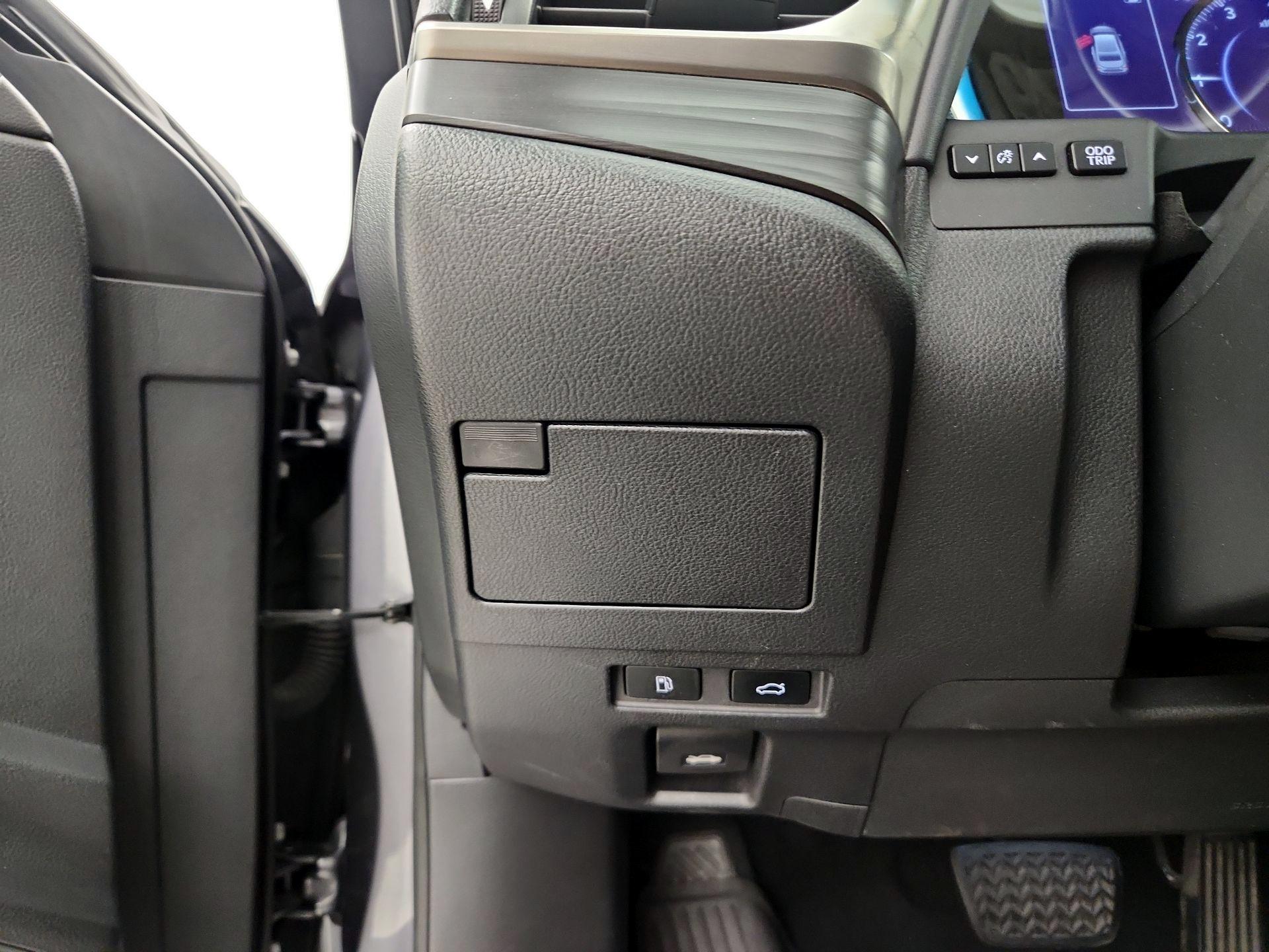 Thumbnail: 2019 Lexus ES - 13