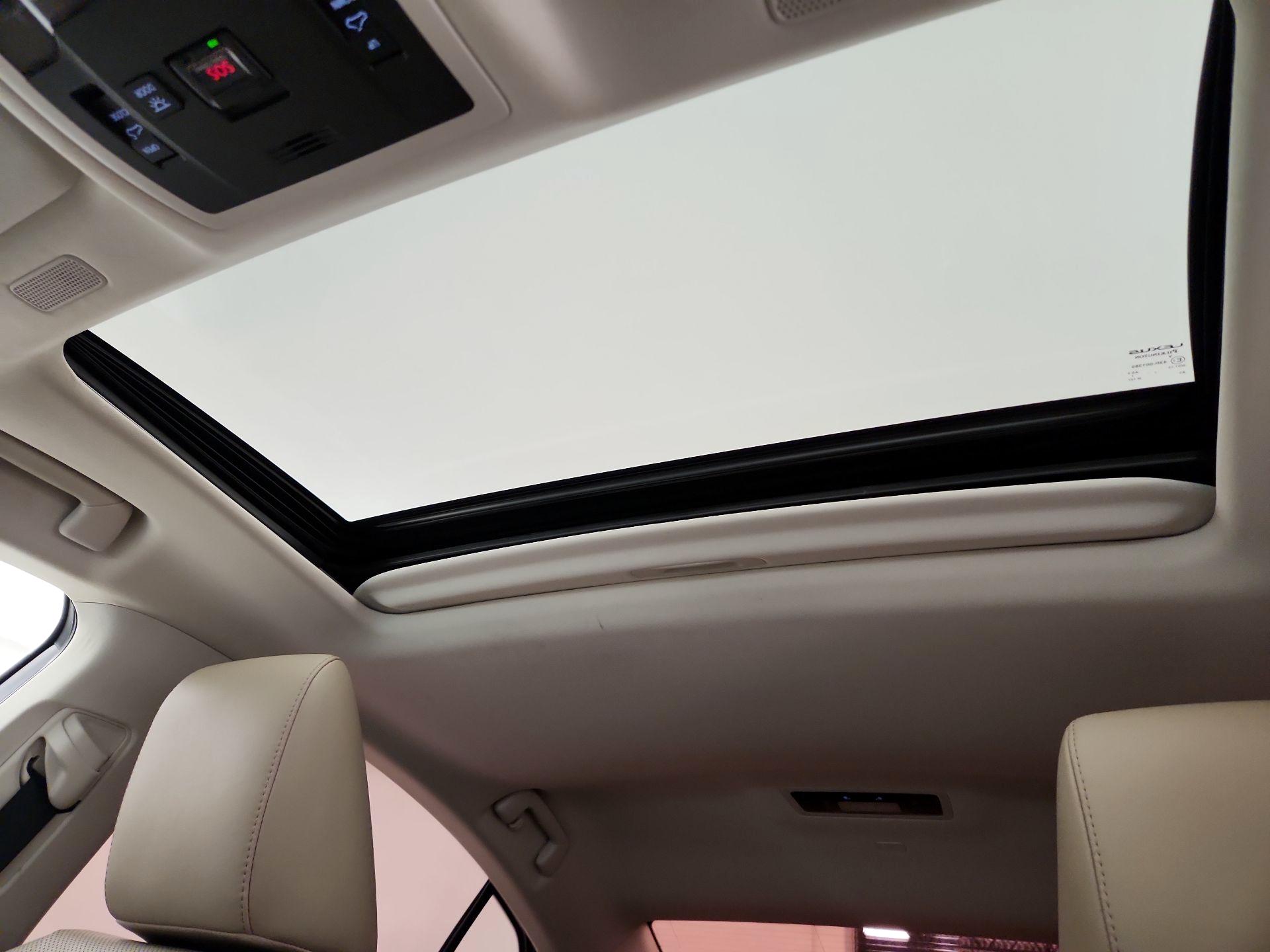 Thumbnail: 2019 Lexus ES - 19