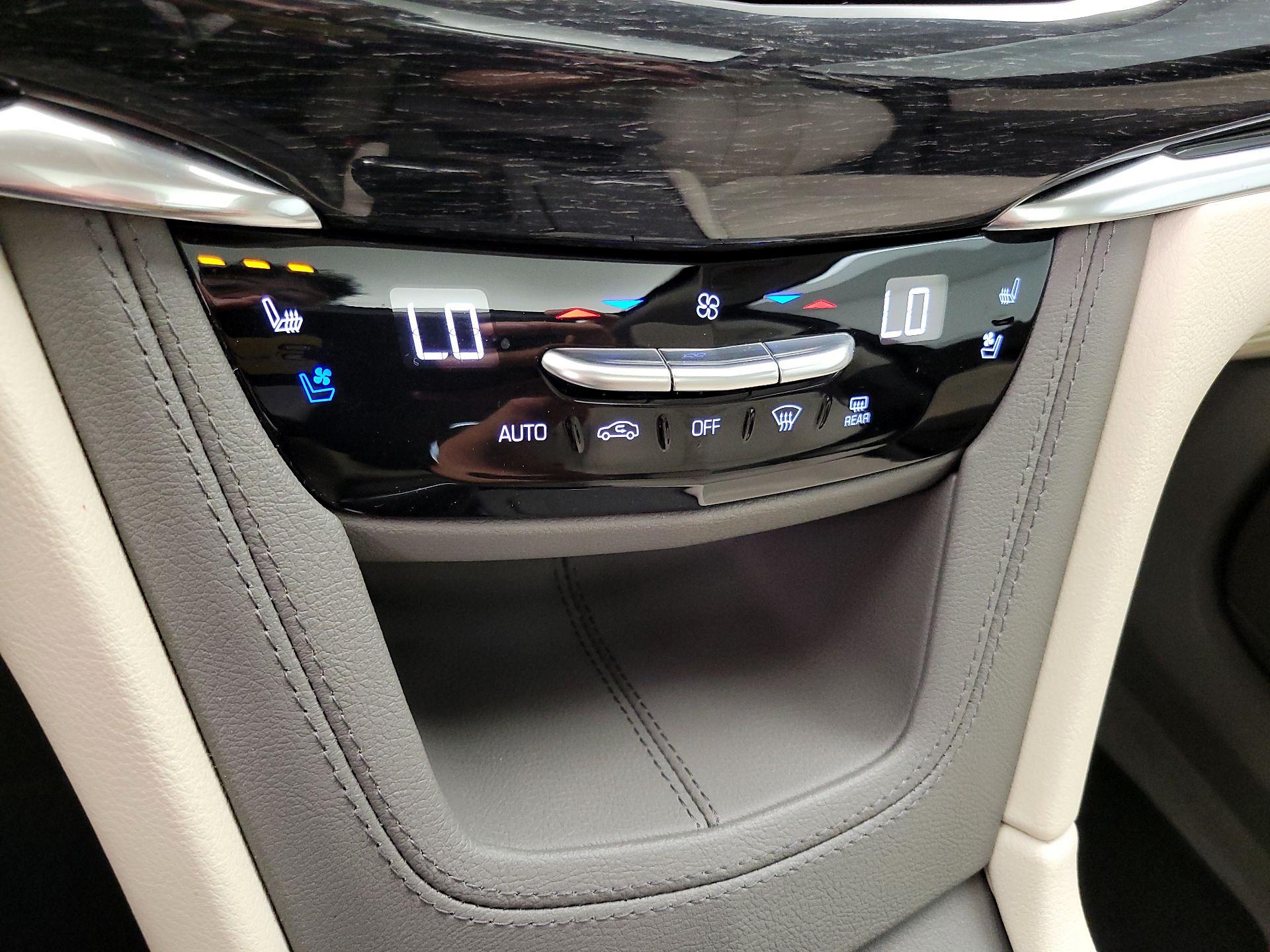 Thumbnail: 2021 Cadillac XT6 - 17