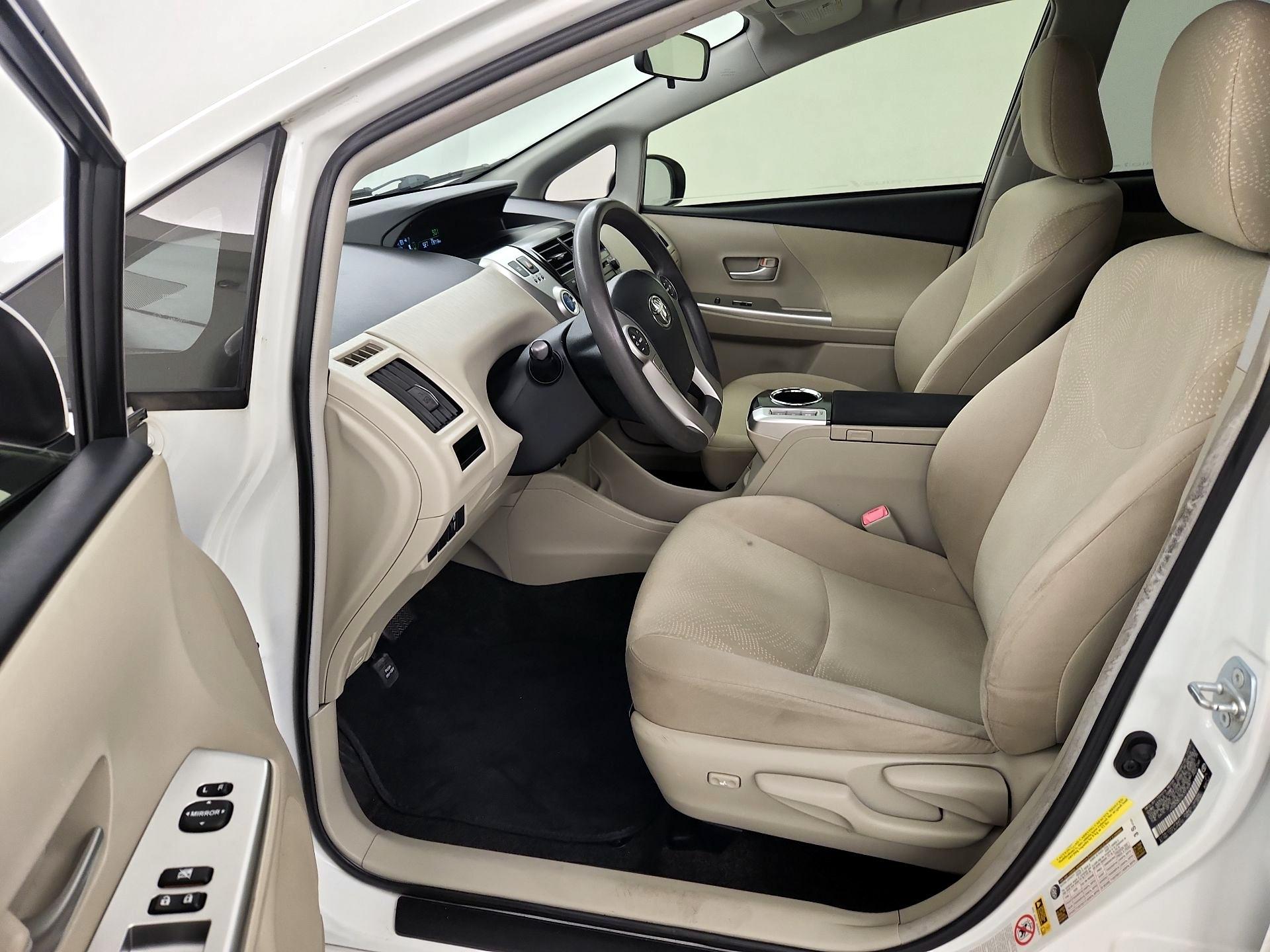 Thumbnail: 2014 Toyota Prius v - 11