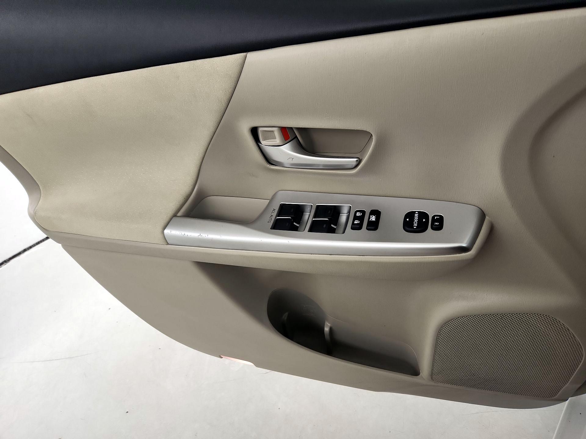 Thumbnail: 2014 Toyota Prius v - 12