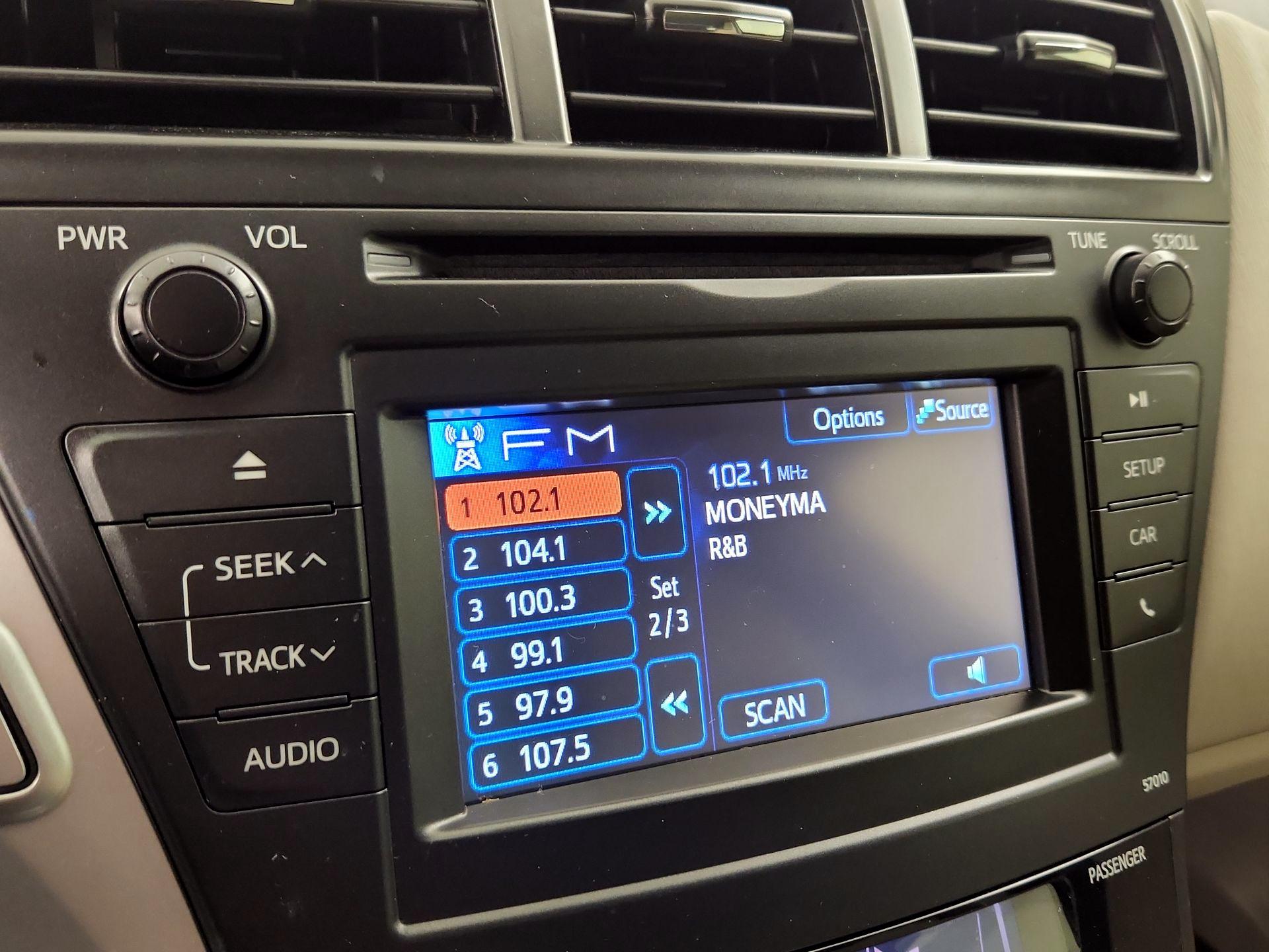 Thumbnail: 2014 Toyota Prius v - 15