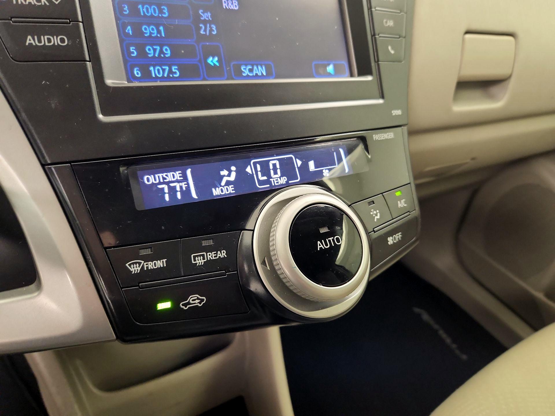 Thumbnail: 2014 Toyota Prius v - 16