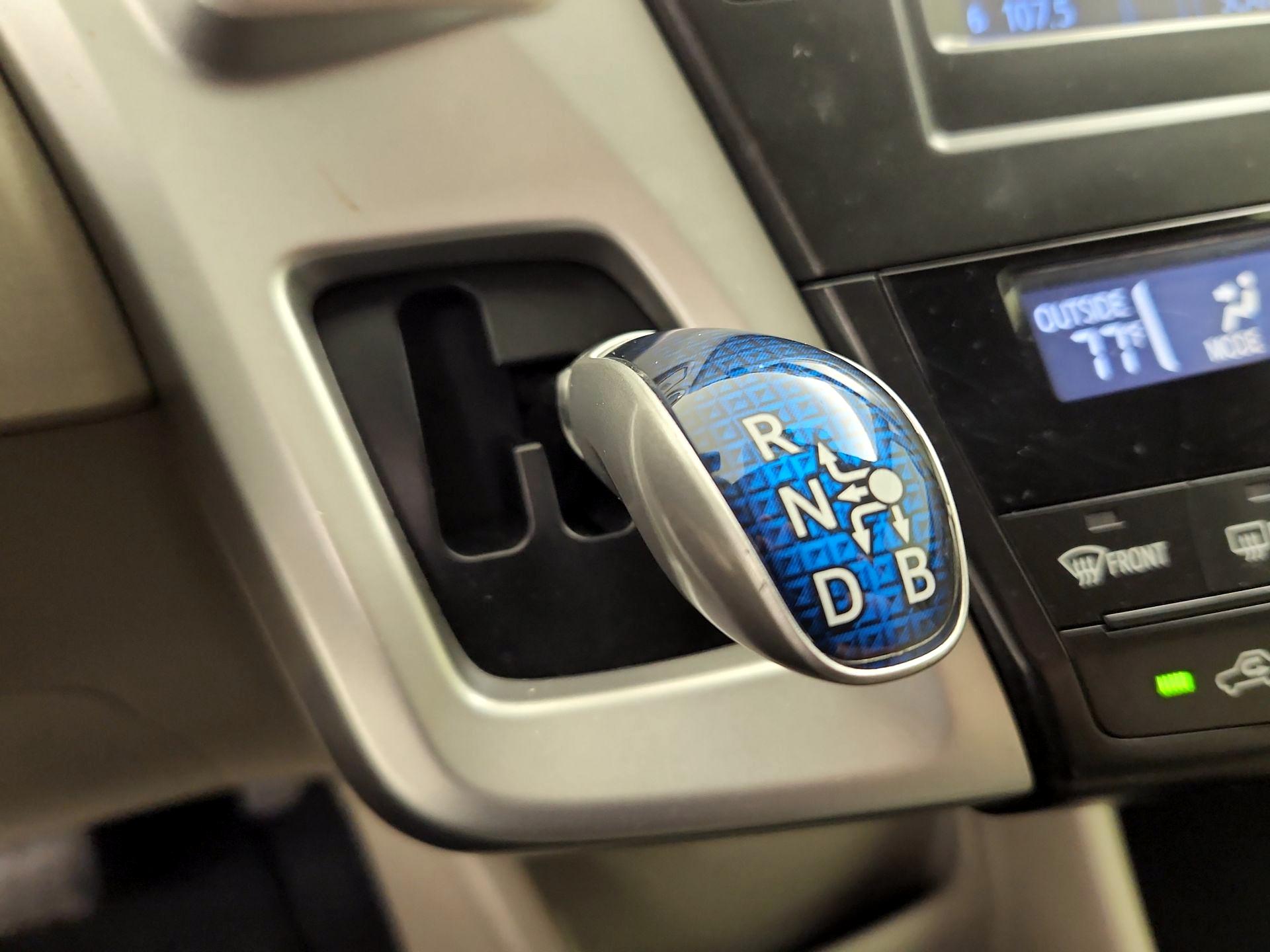Thumbnail: 2014 Toyota Prius v - 17