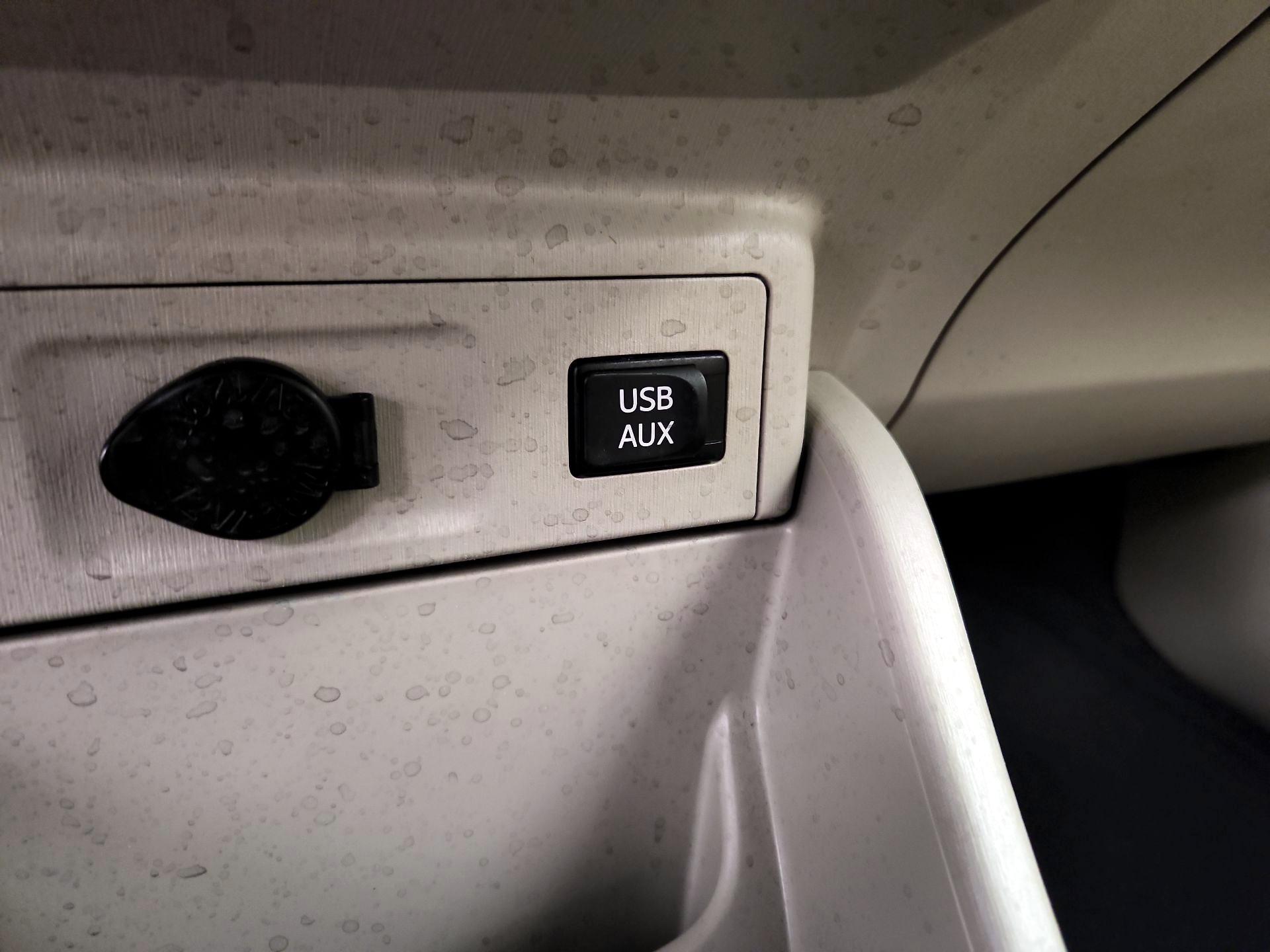 Thumbnail: 2014 Toyota Prius v - 18