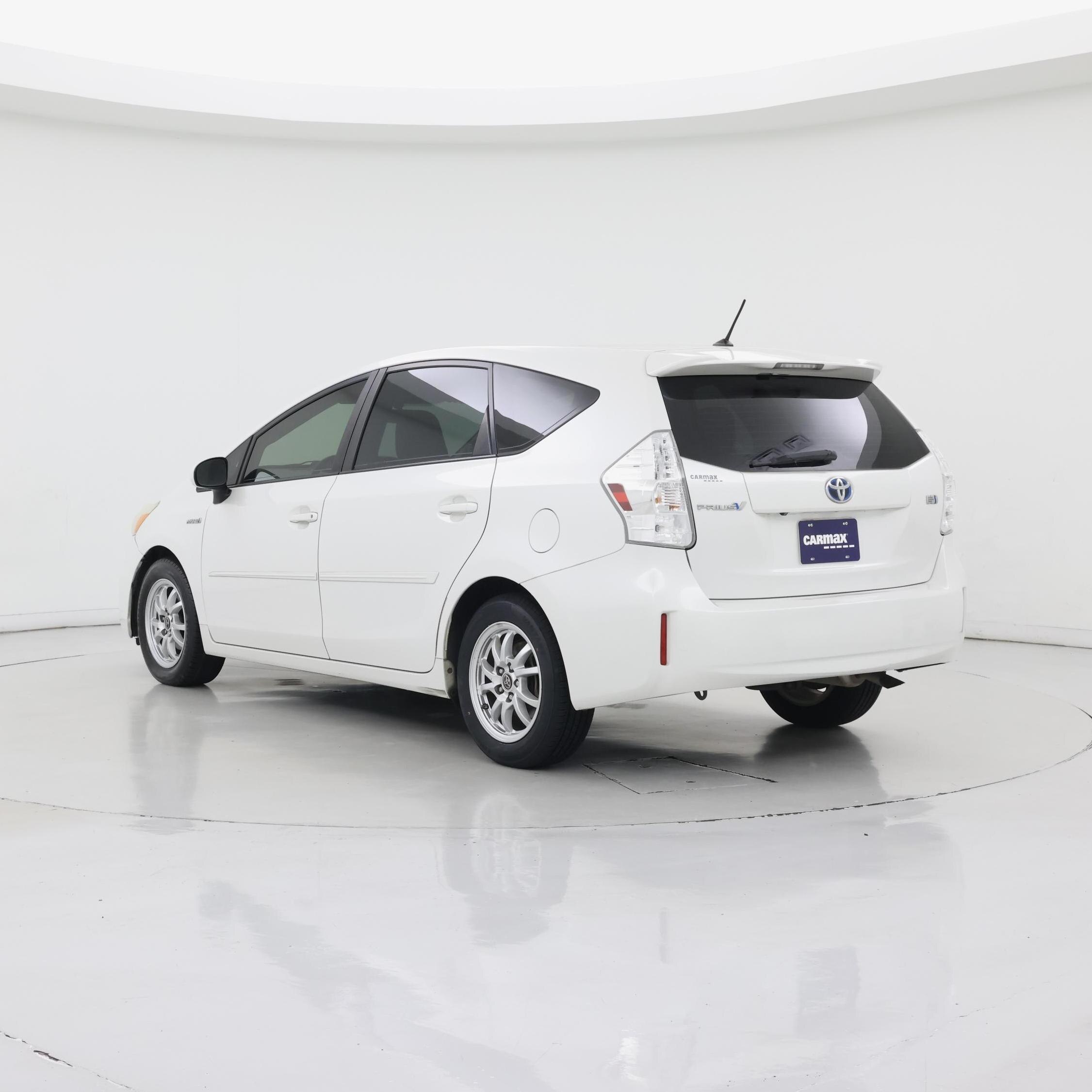 Thumbnail: 2014 Toyota Prius v - 2