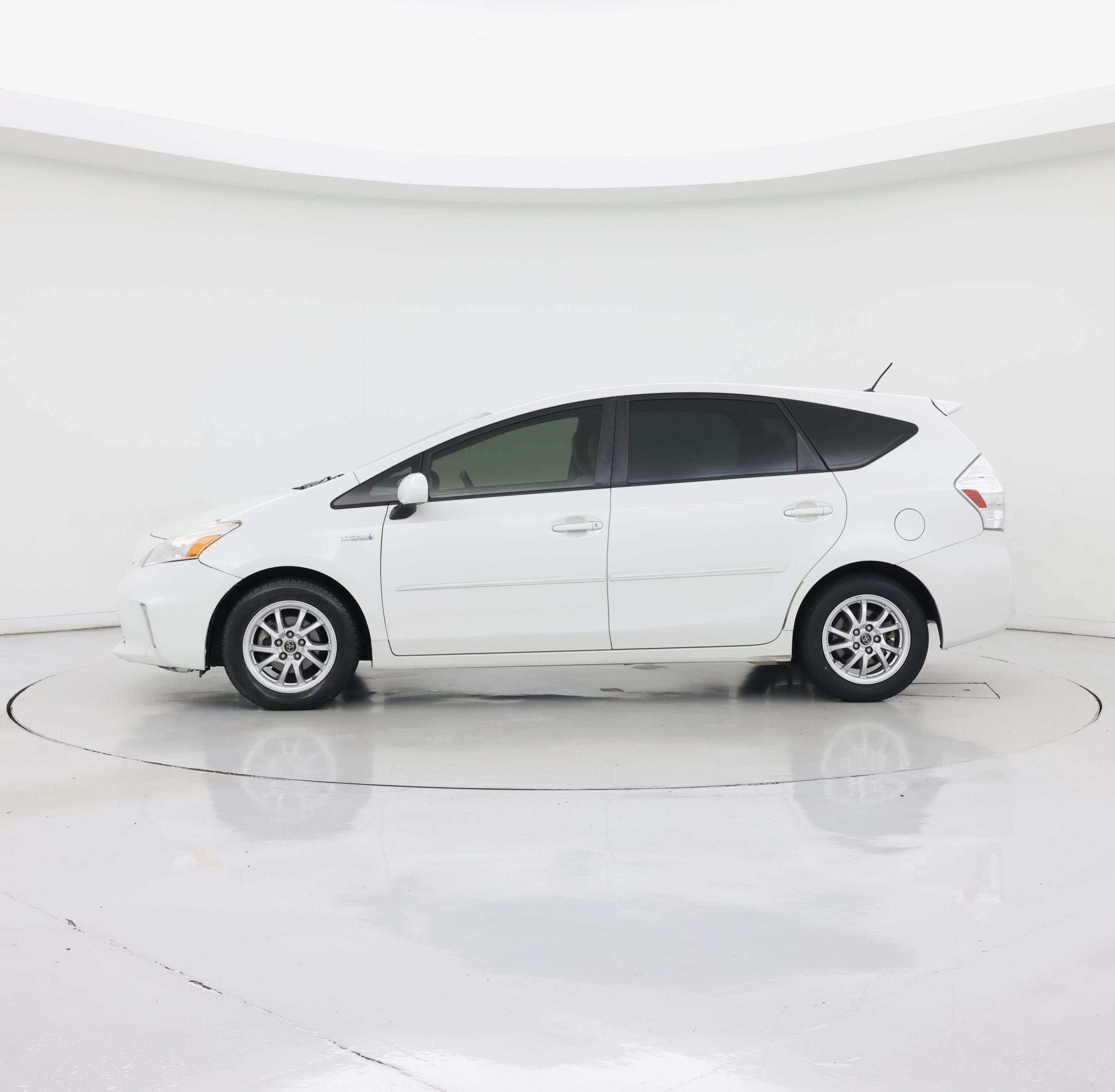 Thumbnail: 2014 Toyota Prius v - 3