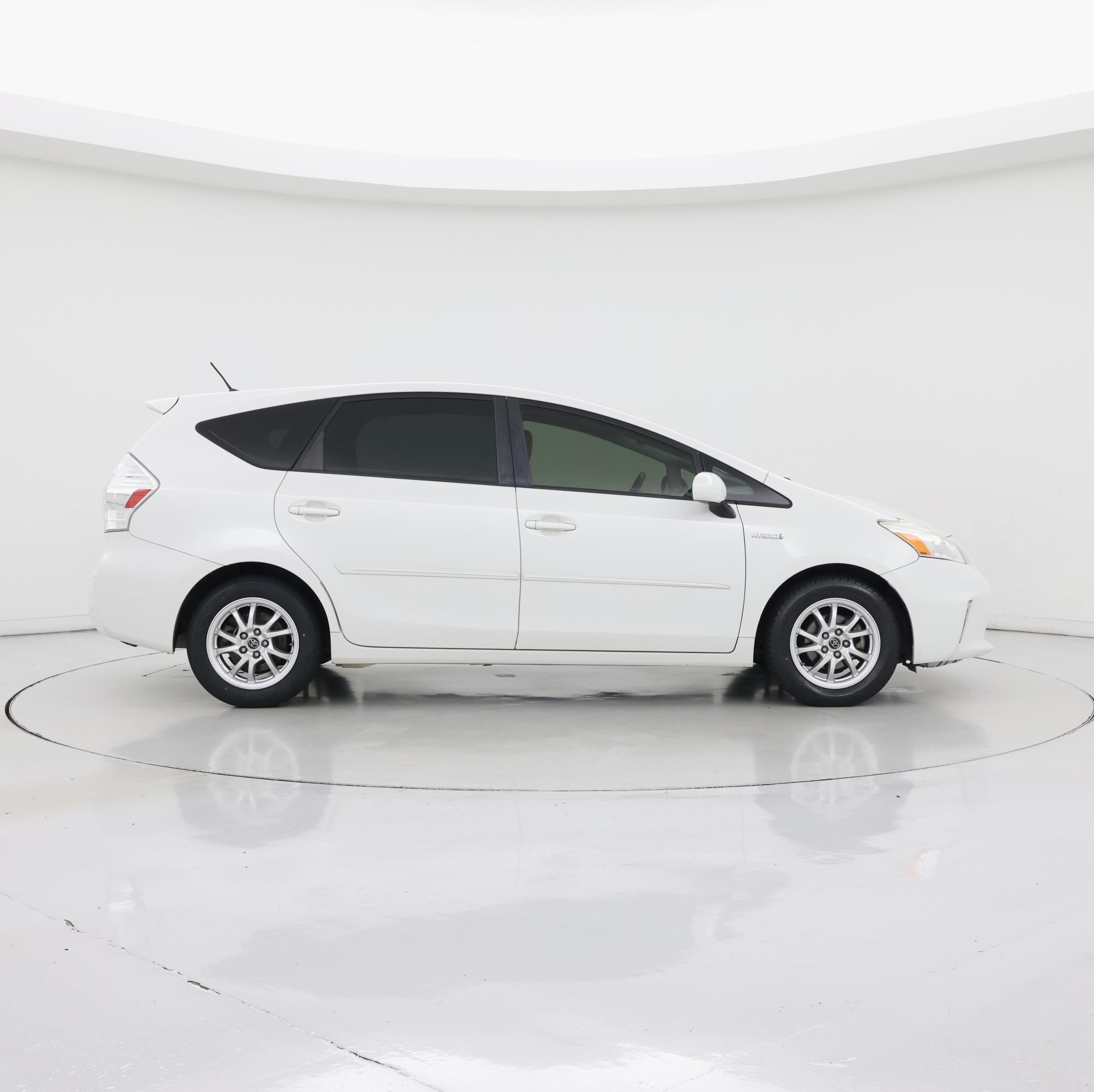 Thumbnail: 2014 Toyota Prius v - 7