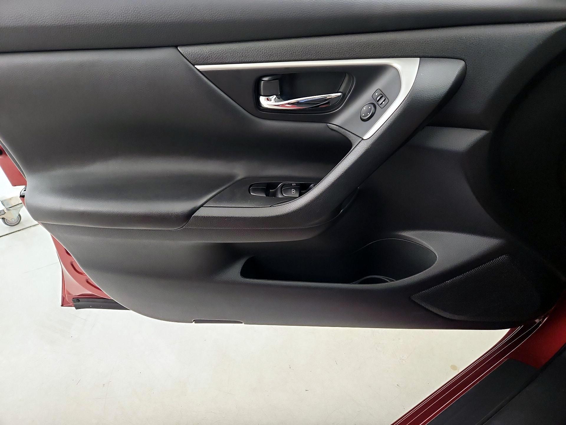 Thumbnail: 2016 Nissan Altima - 12