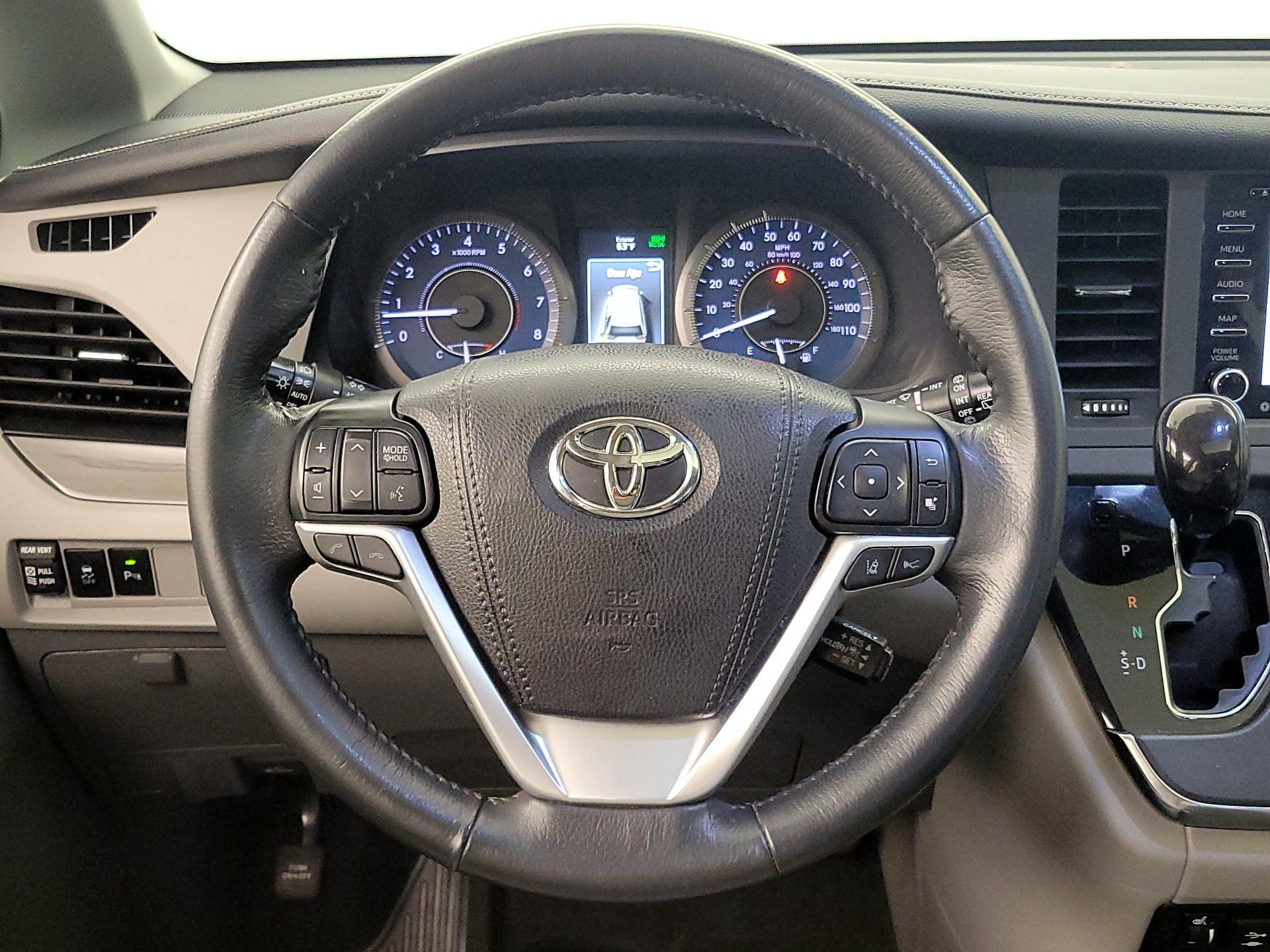 Thumbnail: 2018 Toyota Sienna - 10
