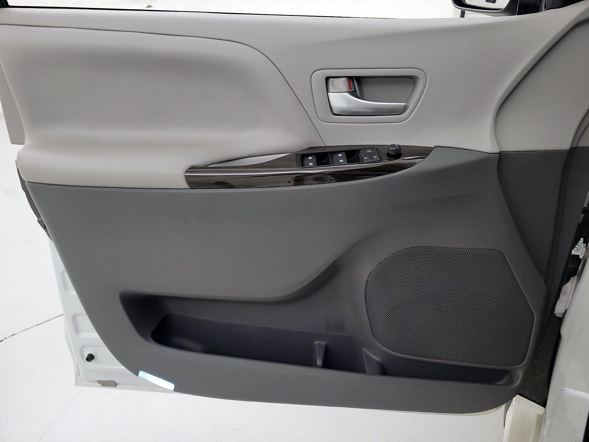 Thumbnail: 2018 Toyota Sienna - 12