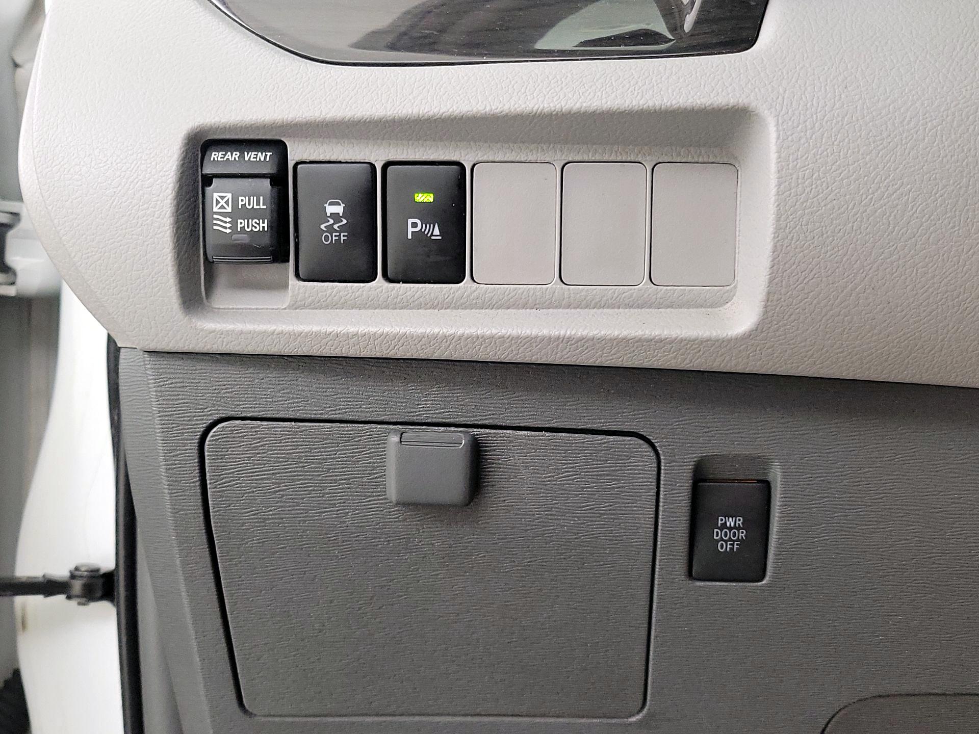 Thumbnail: 2018 Toyota Sienna - 13