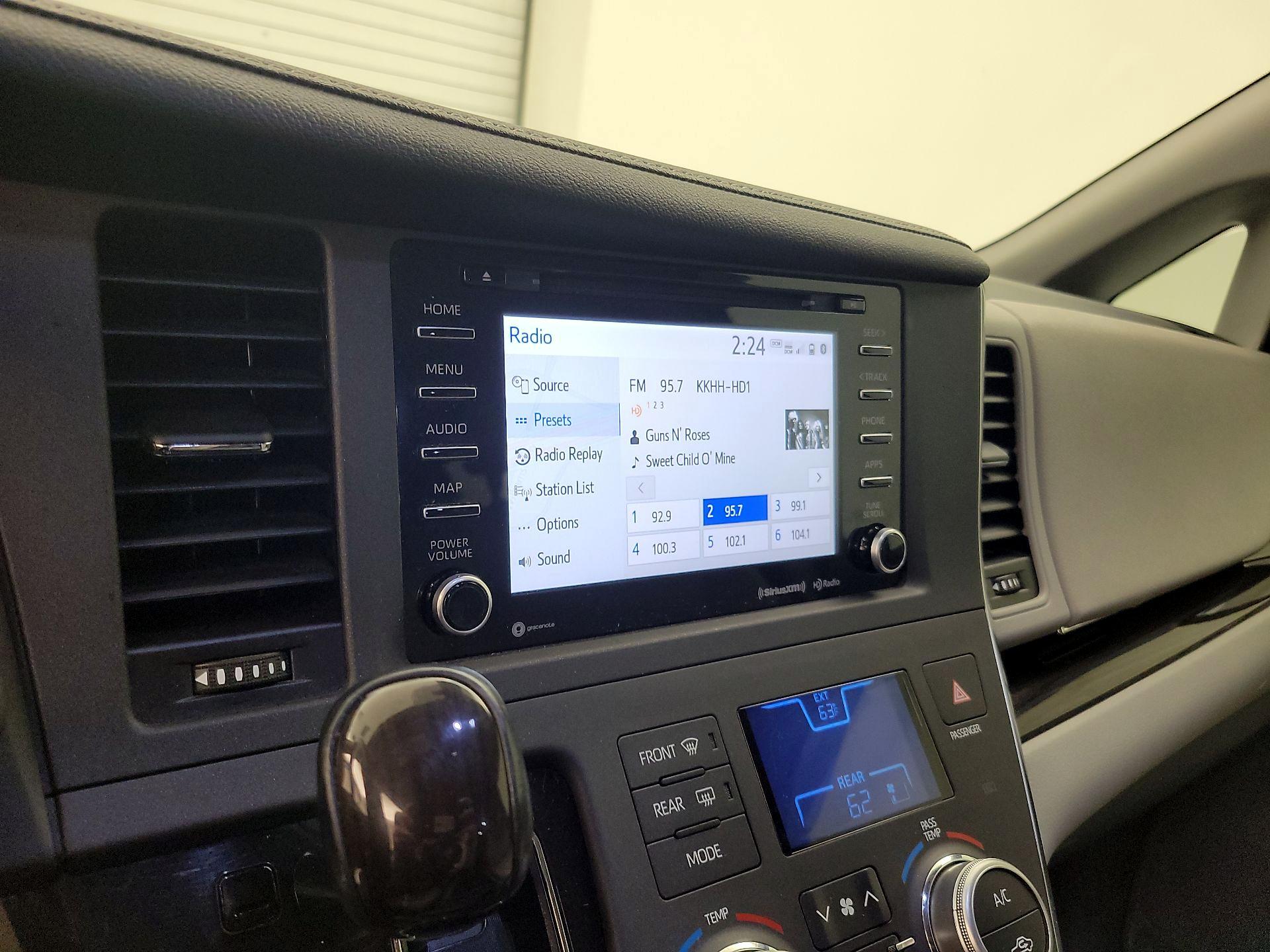Thumbnail: 2018 Toyota Sienna - 16