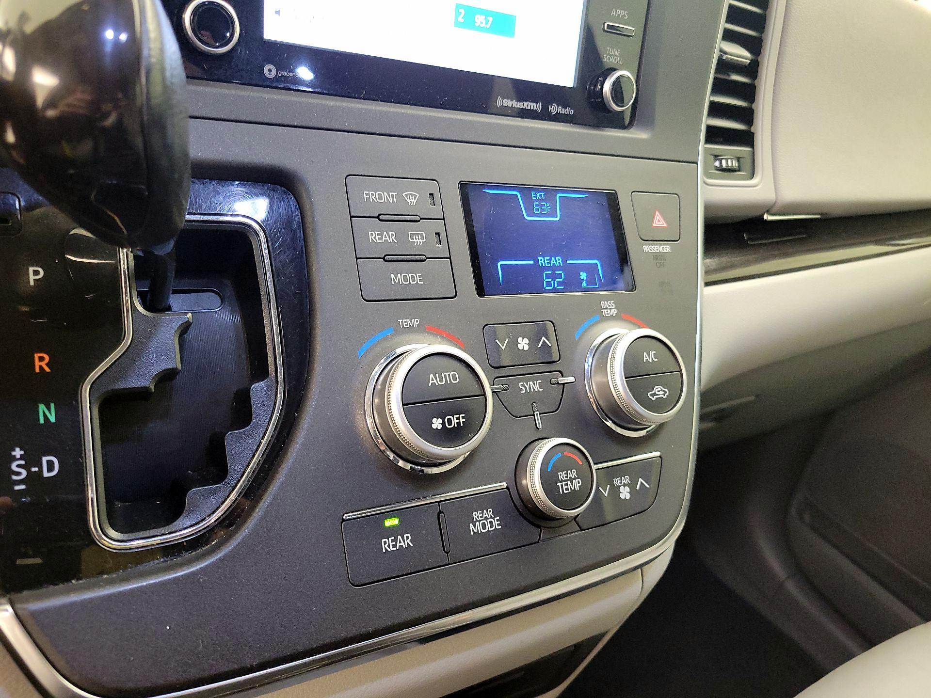 Thumbnail: 2018 Toyota Sienna - 17