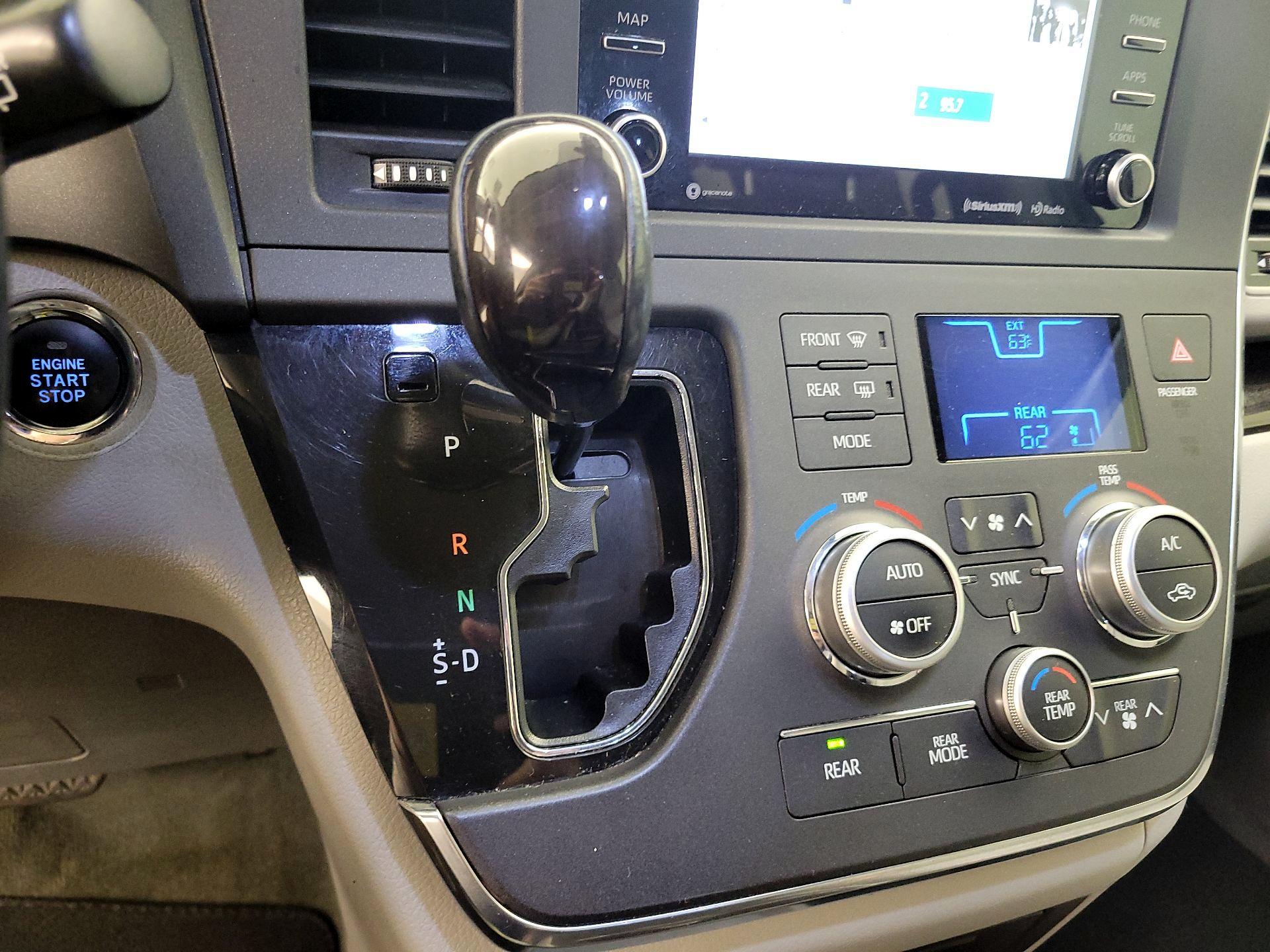 Thumbnail: 2018 Toyota Sienna - 18
