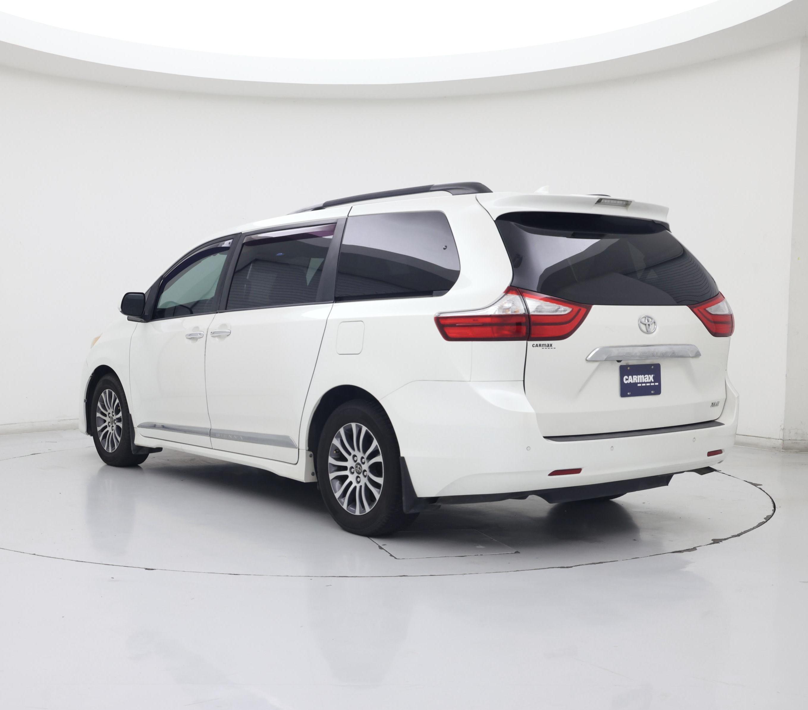 Thumbnail: 2018 Toyota Sienna - 2