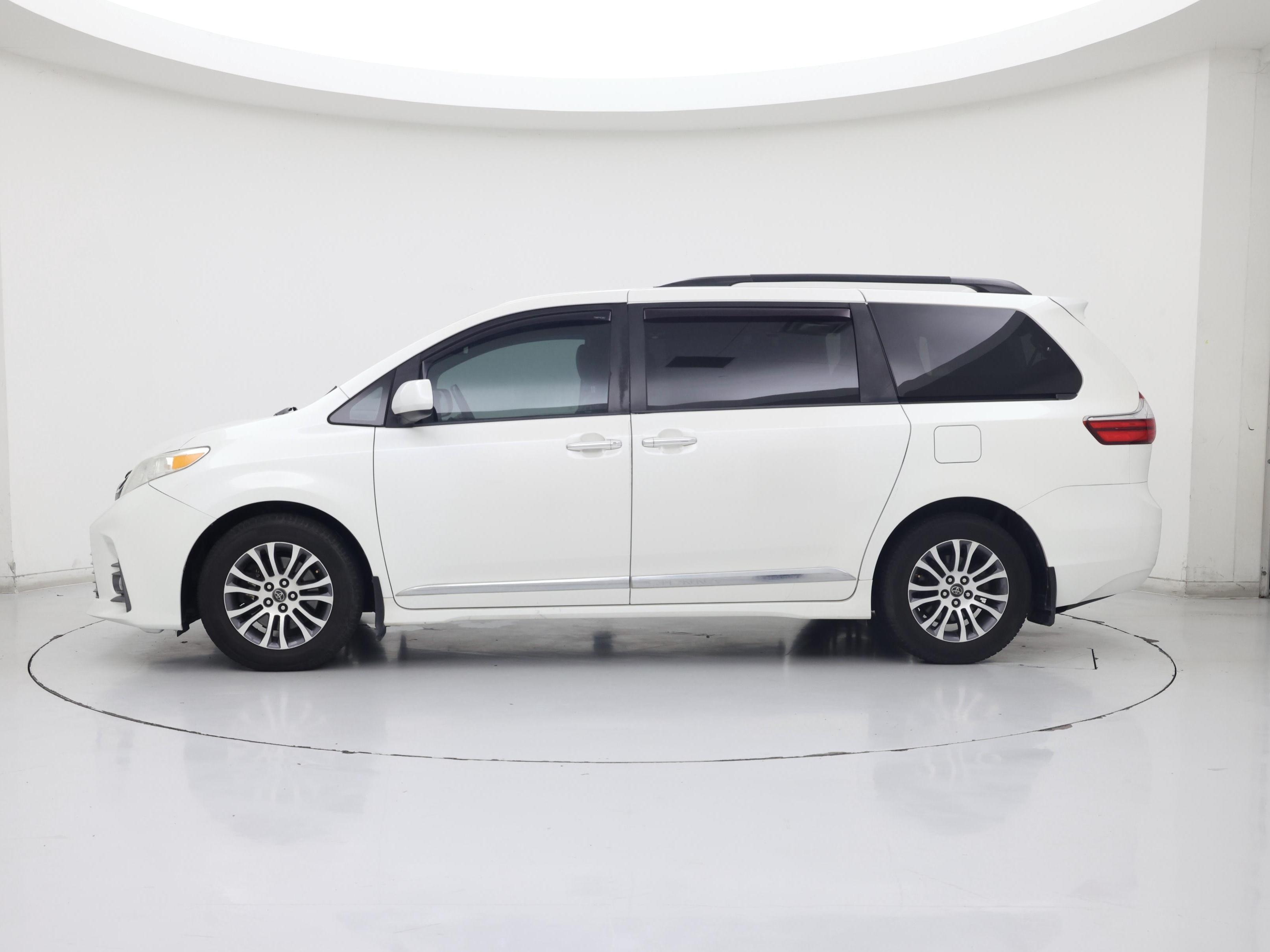 Thumbnail: 2018 Toyota Sienna - 3
