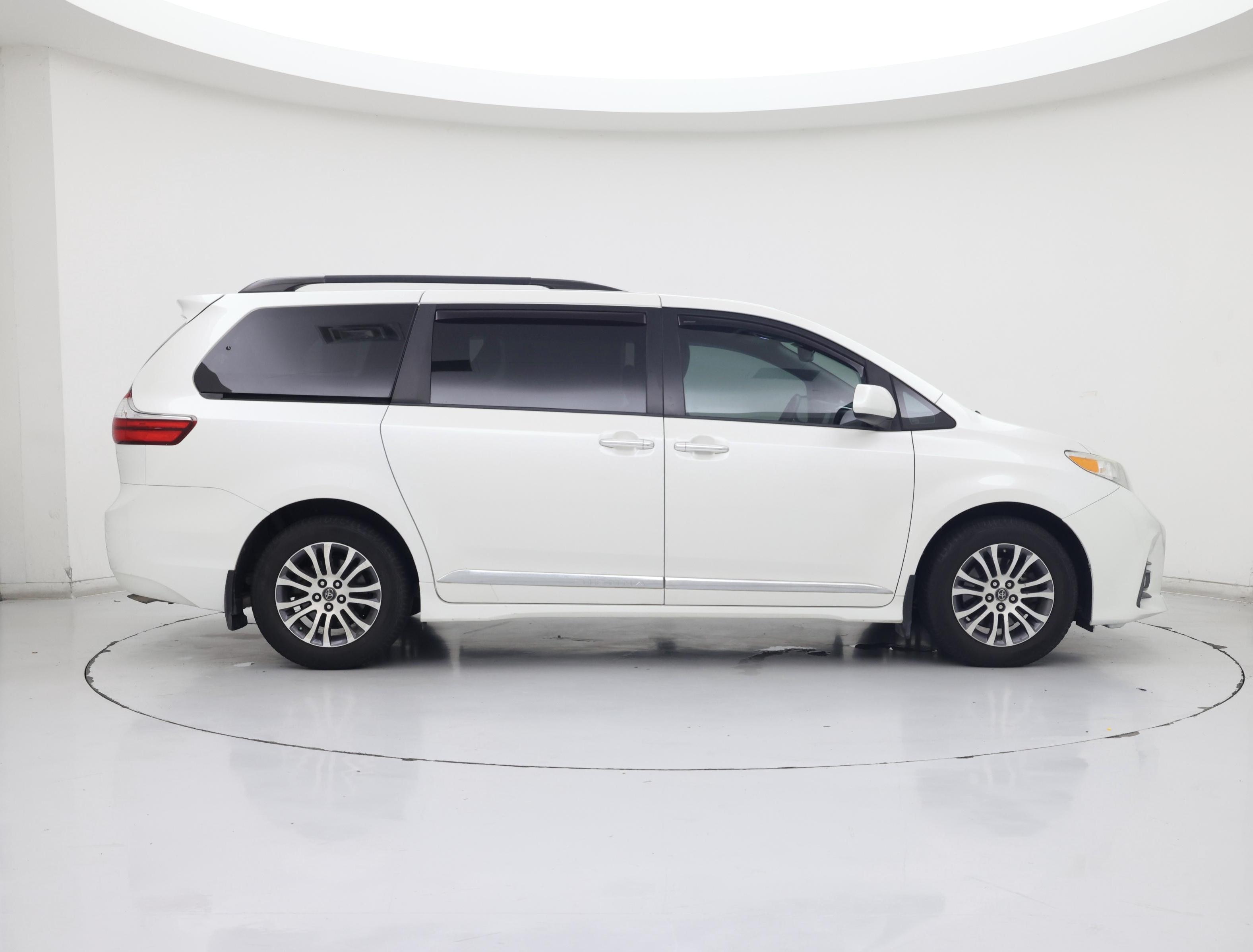 Thumbnail: 2018 Toyota Sienna - 7