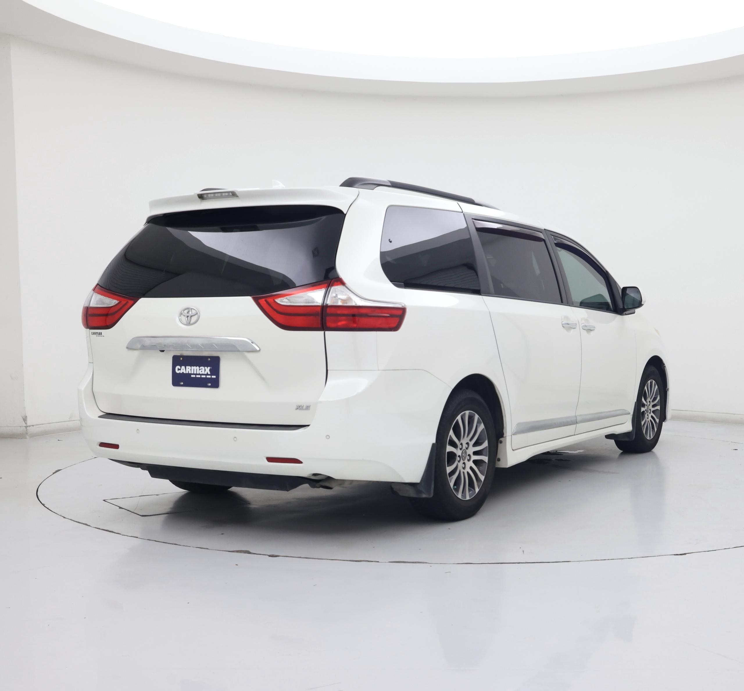 Thumbnail: 2018 Toyota Sienna - 8