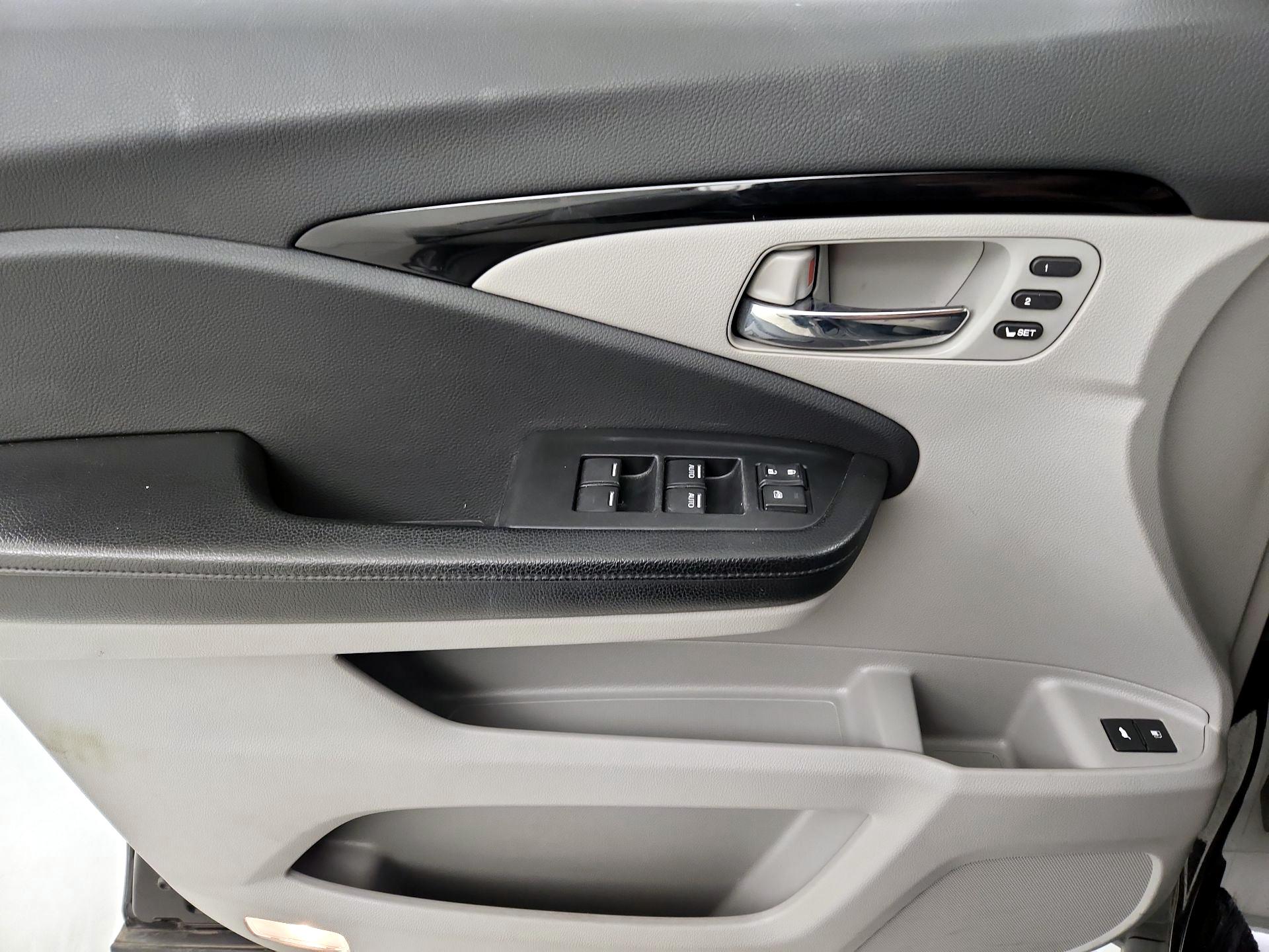 Thumbnail: 2017 Honda Pilot - 12