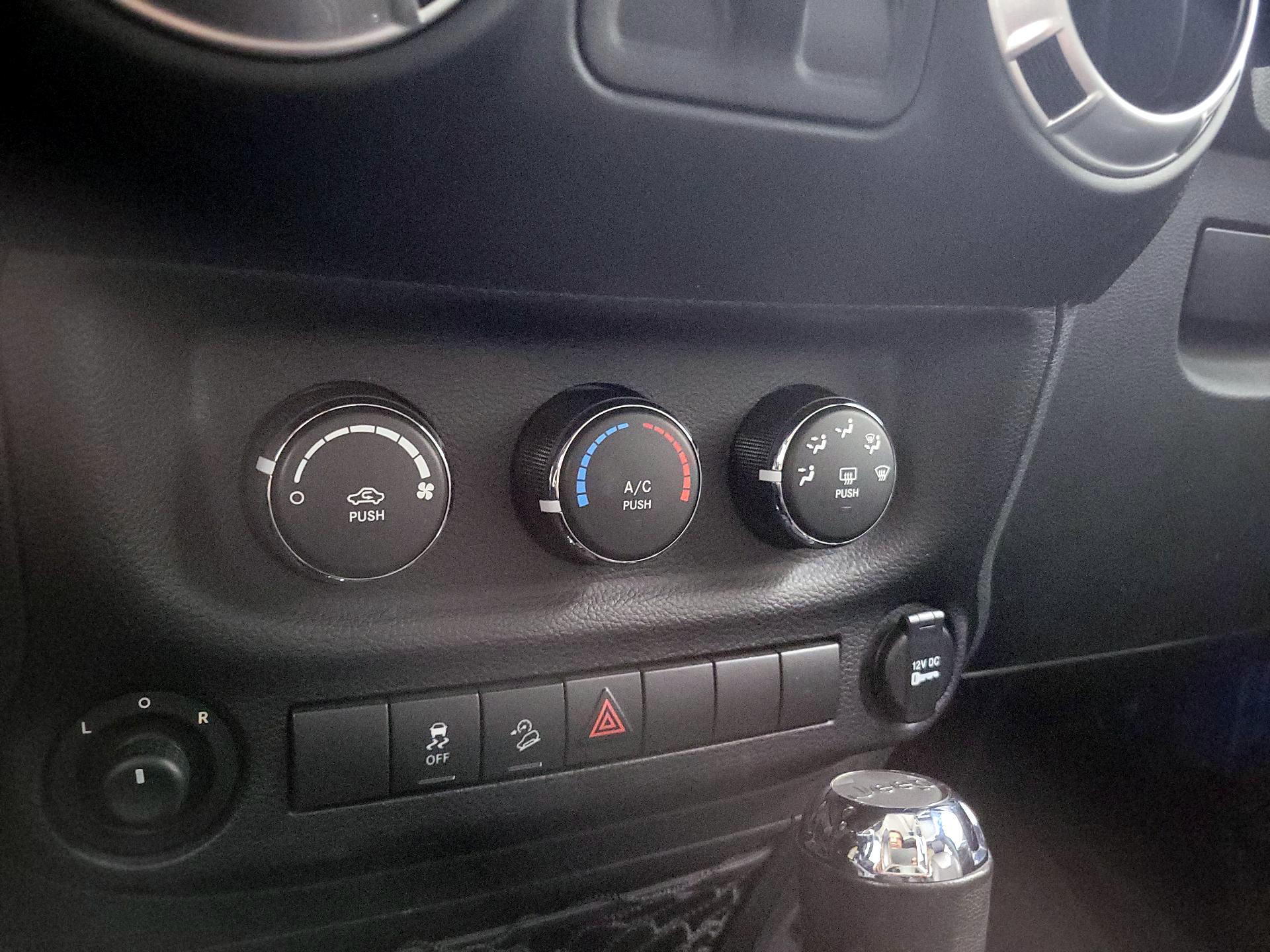 Thumbnail: 2015 Jeep Wrangler - 14