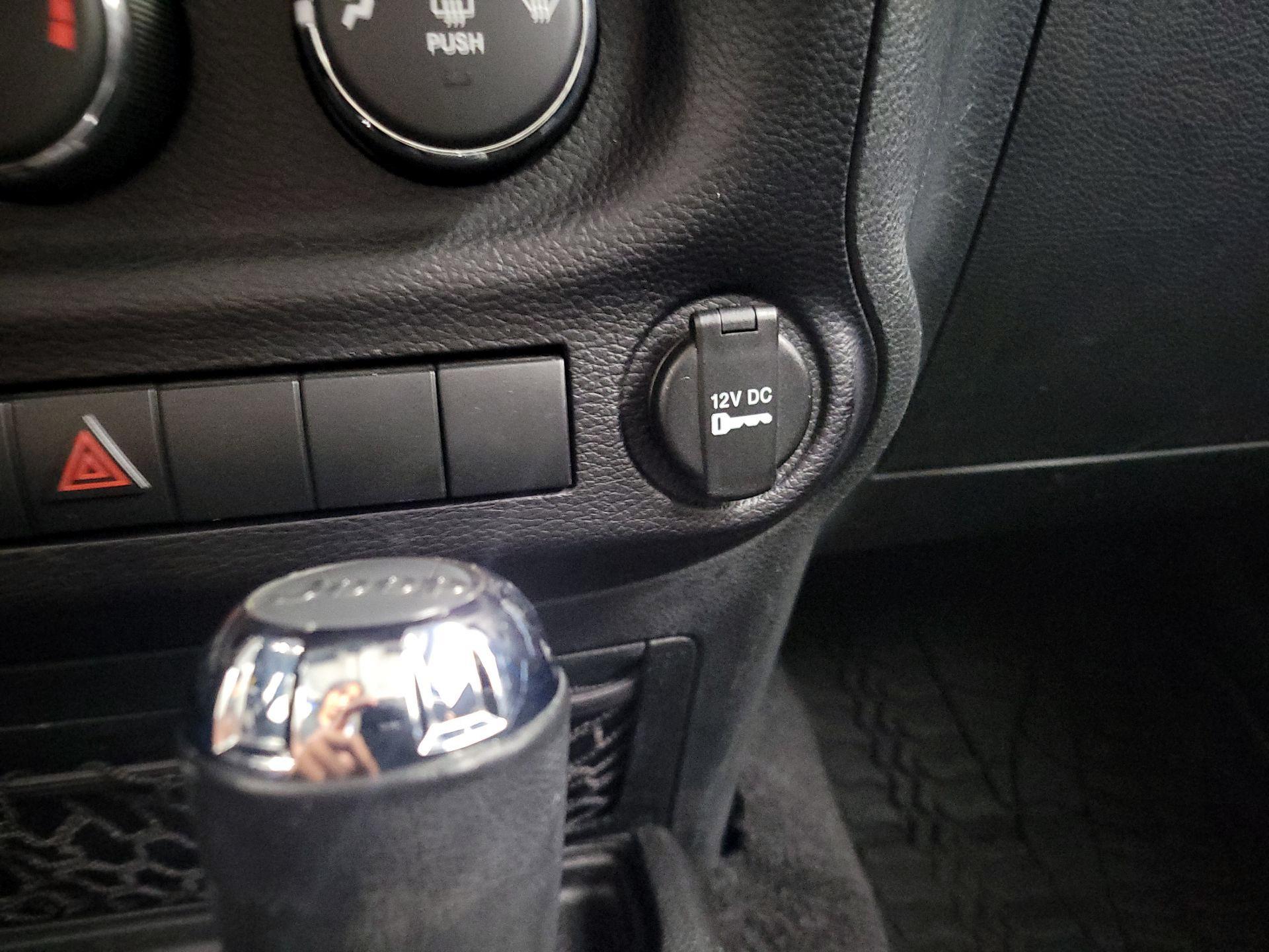 Thumbnail: 2015 Jeep Wrangler - 16