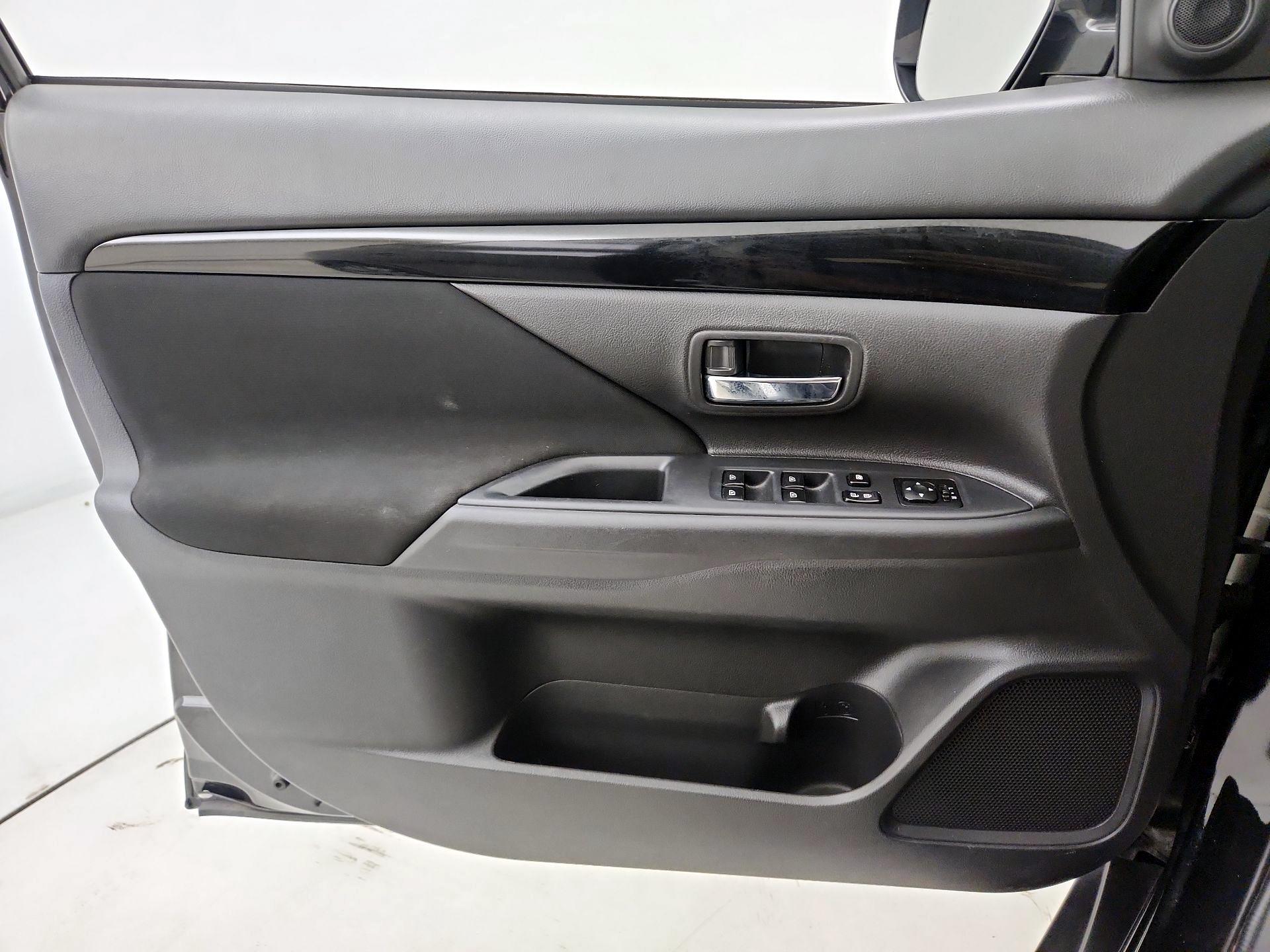 Thumbnail: 2020 Mitsubishi Outlander - 12