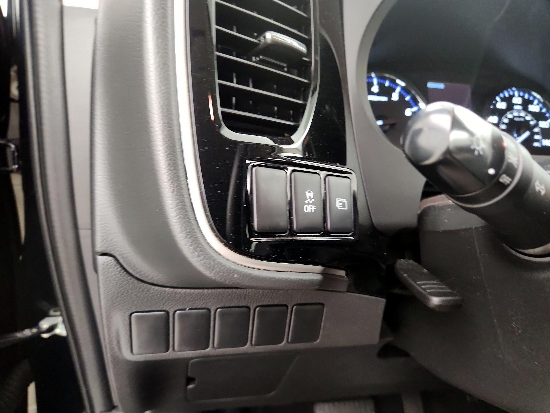 Thumbnail: 2020 Mitsubishi Outlander - 13