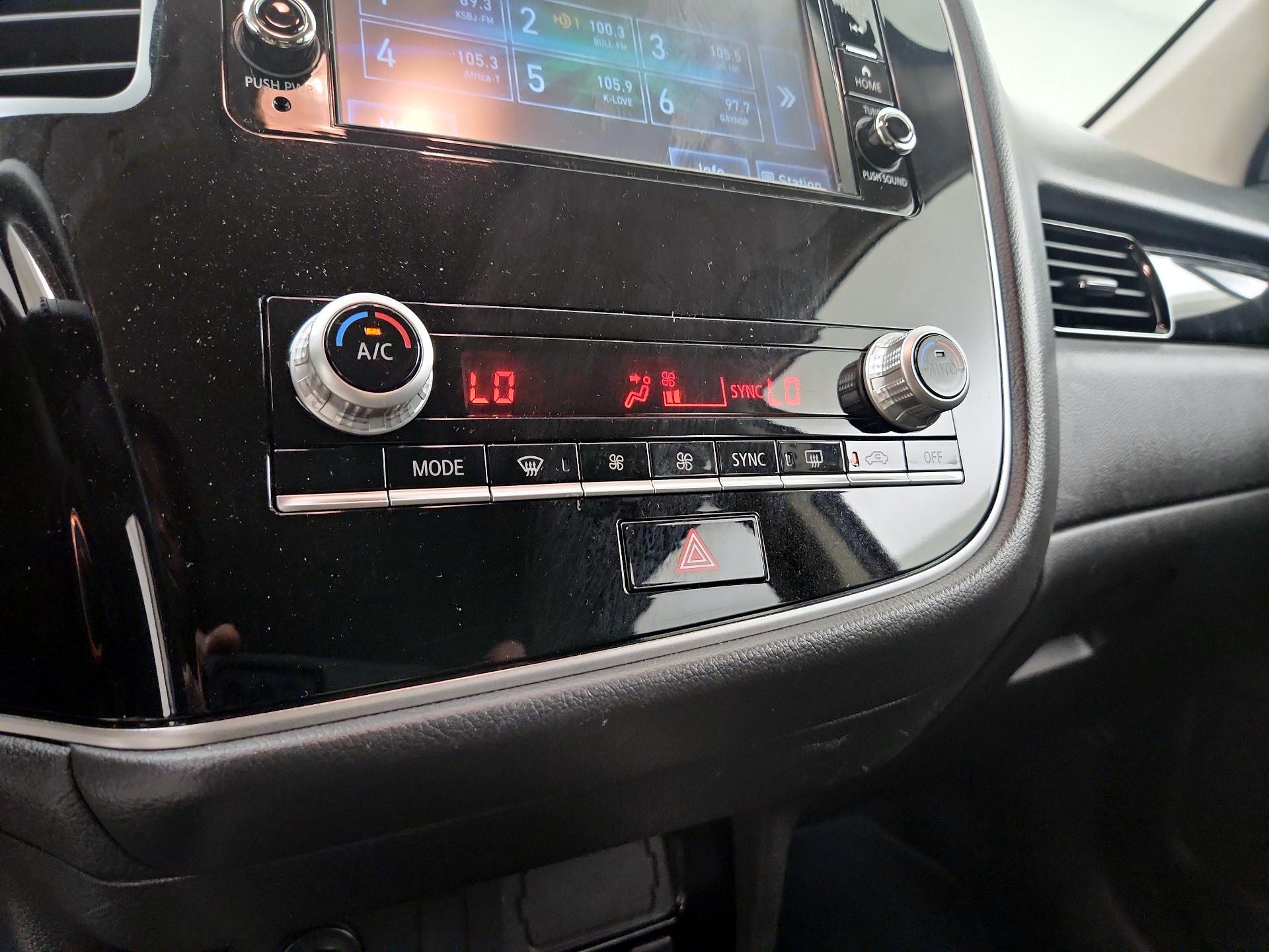 Thumbnail: 2020 Mitsubishi Outlander - 16