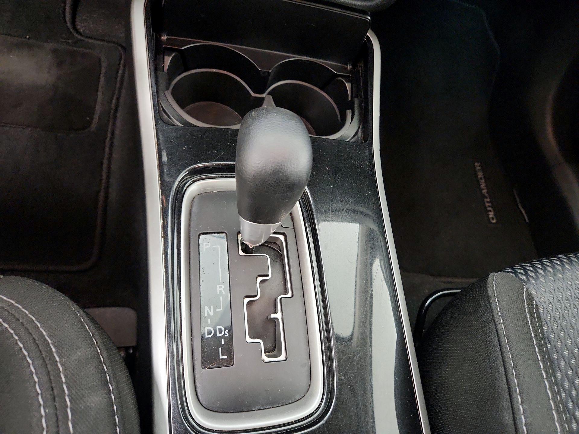 Thumbnail: 2020 Mitsubishi Outlander - 17