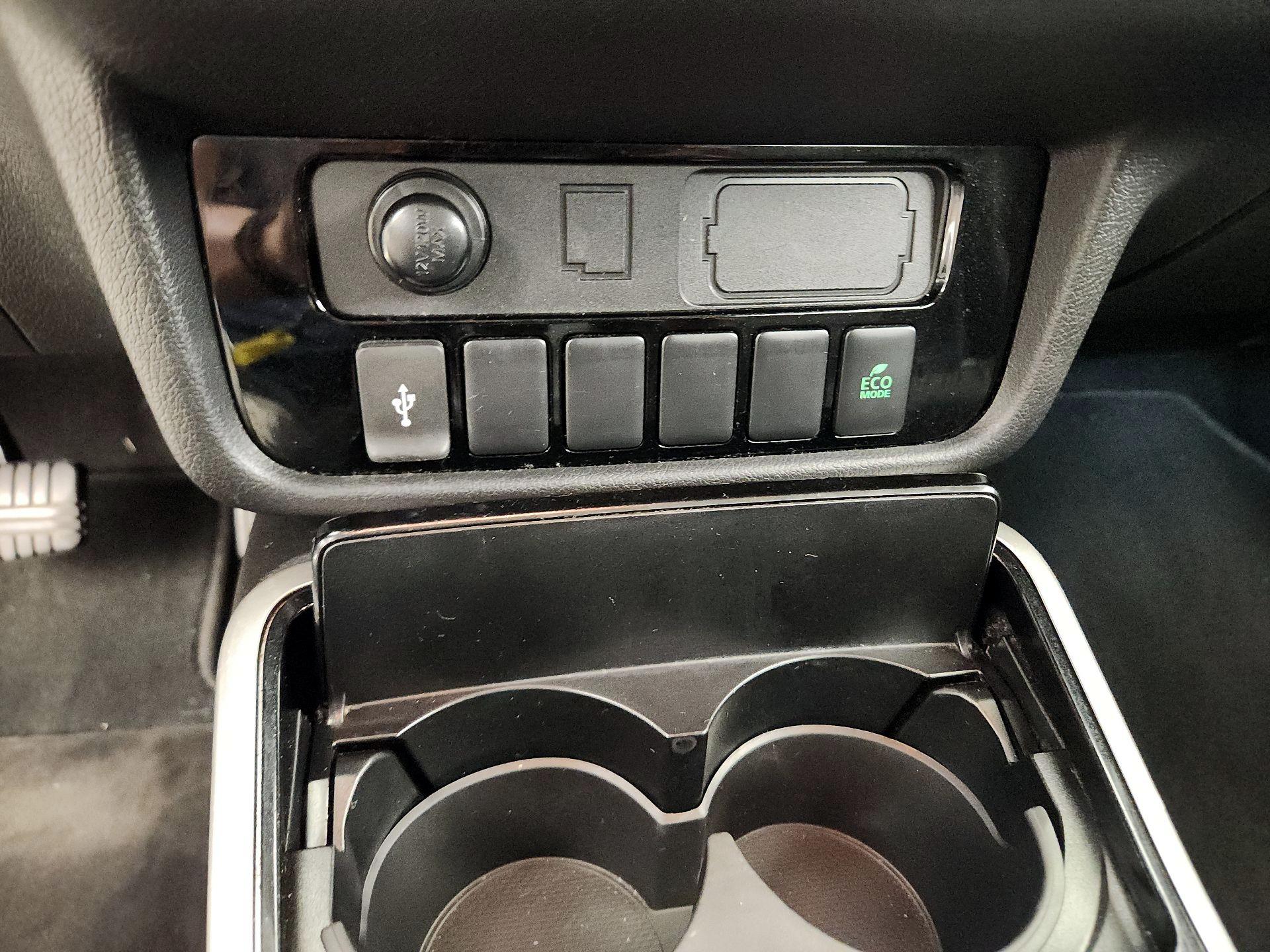 Thumbnail: 2020 Mitsubishi Outlander - 18