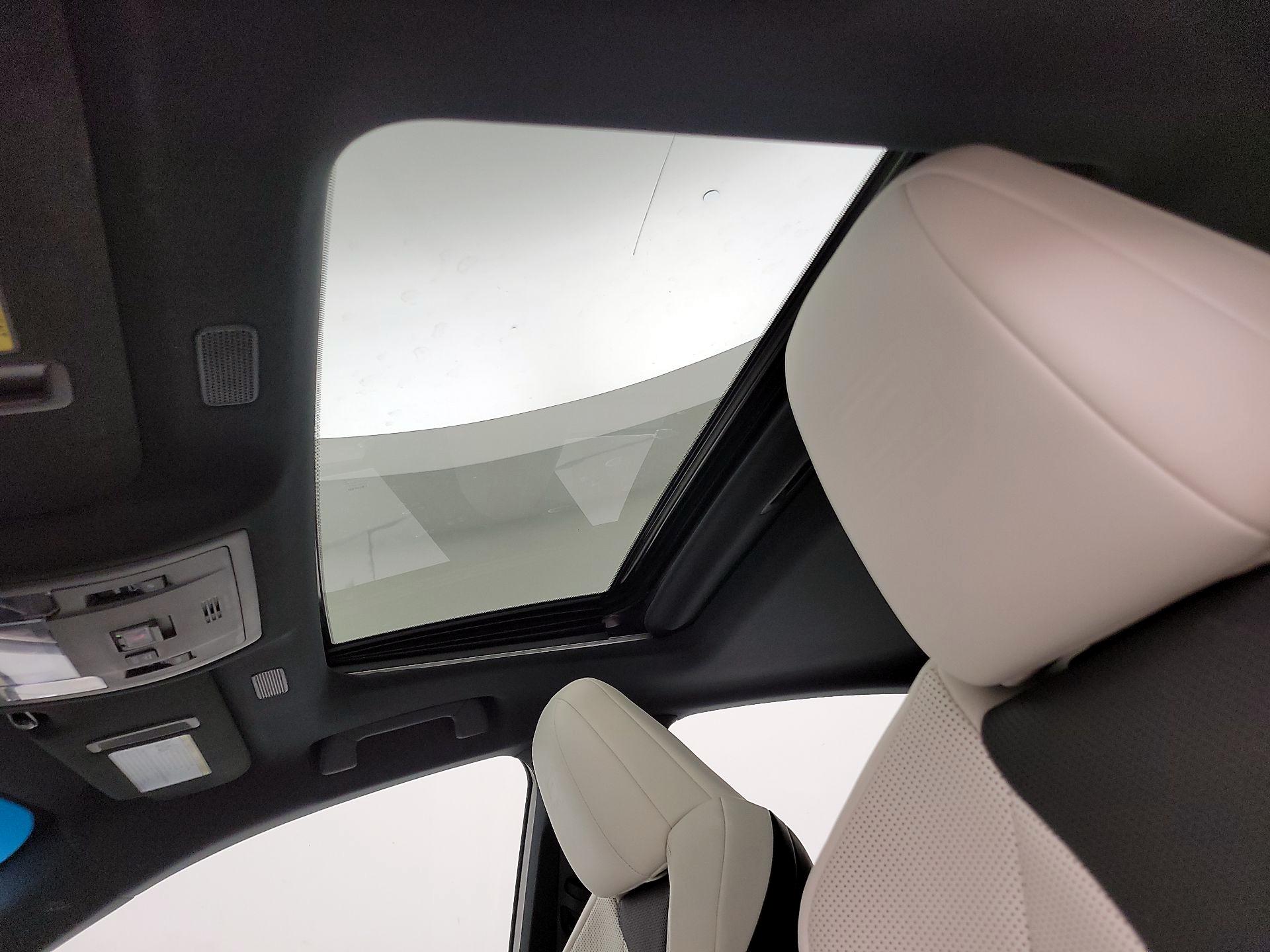 Thumbnail: 2022 Lexus ES - 20