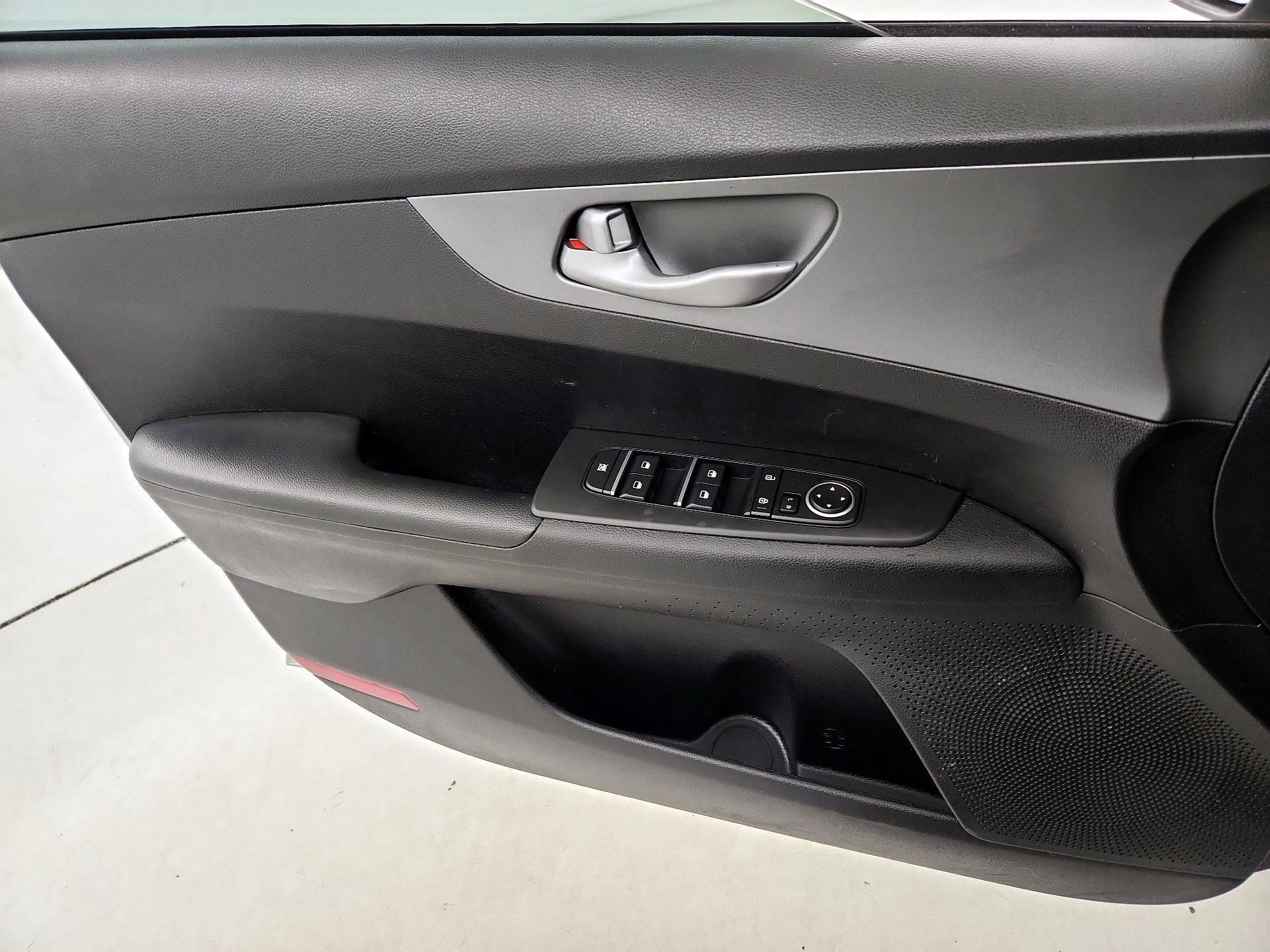 Thumbnail: 2019 Kia Forte - 12