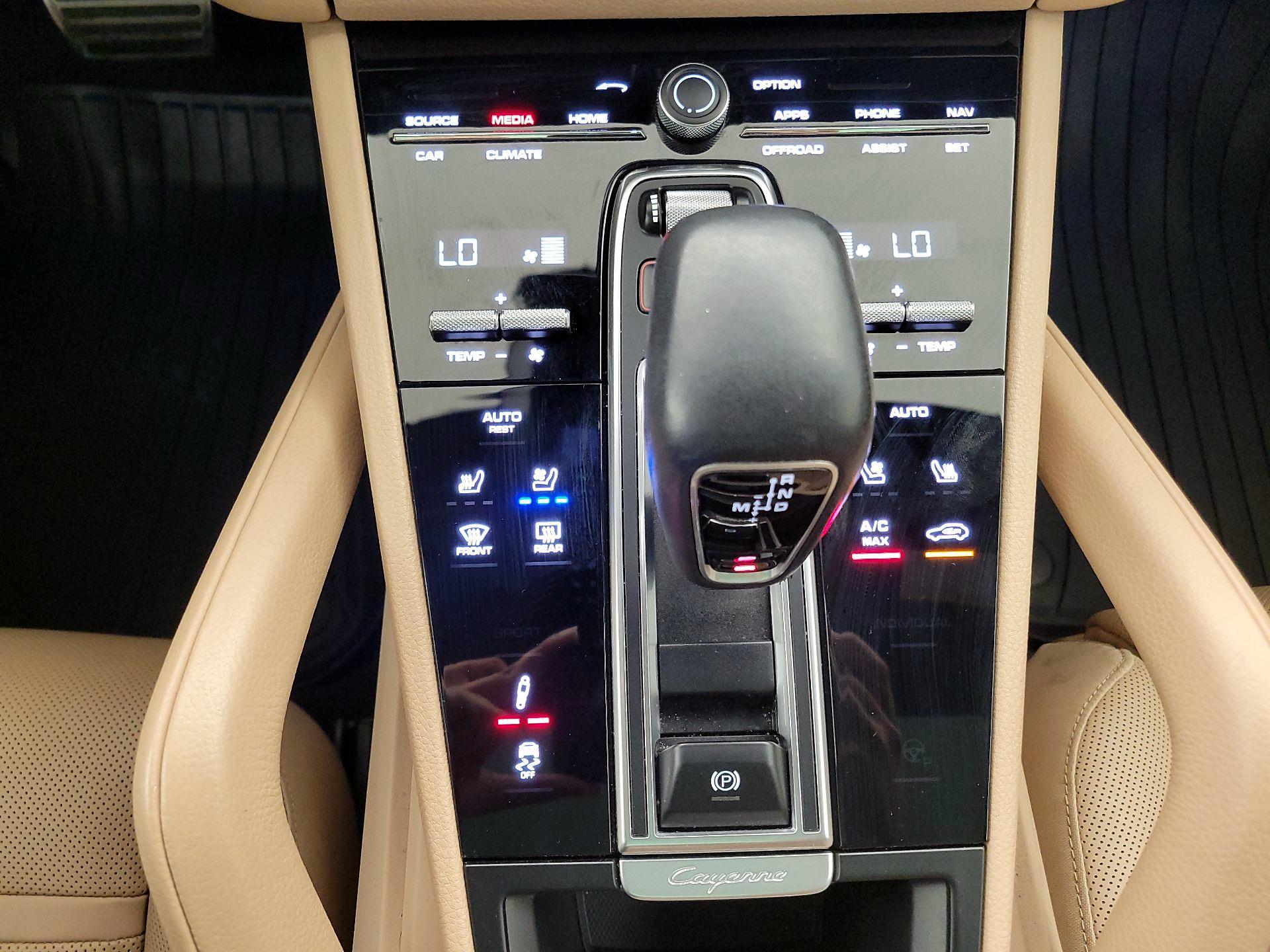 Thumbnail: 2020 Porsche Cayenne - 16