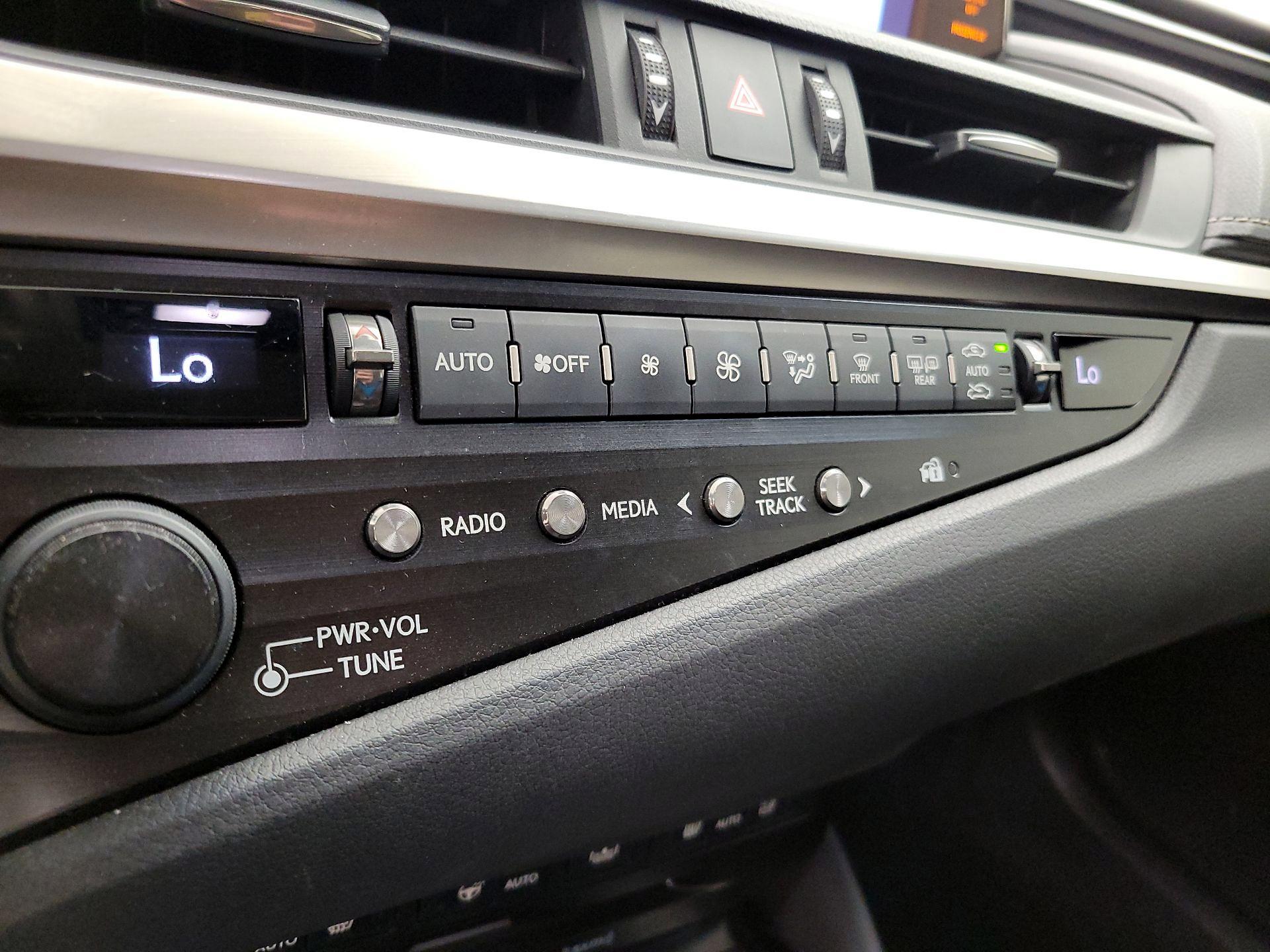 Thumbnail: 2019 Lexus ES - 17