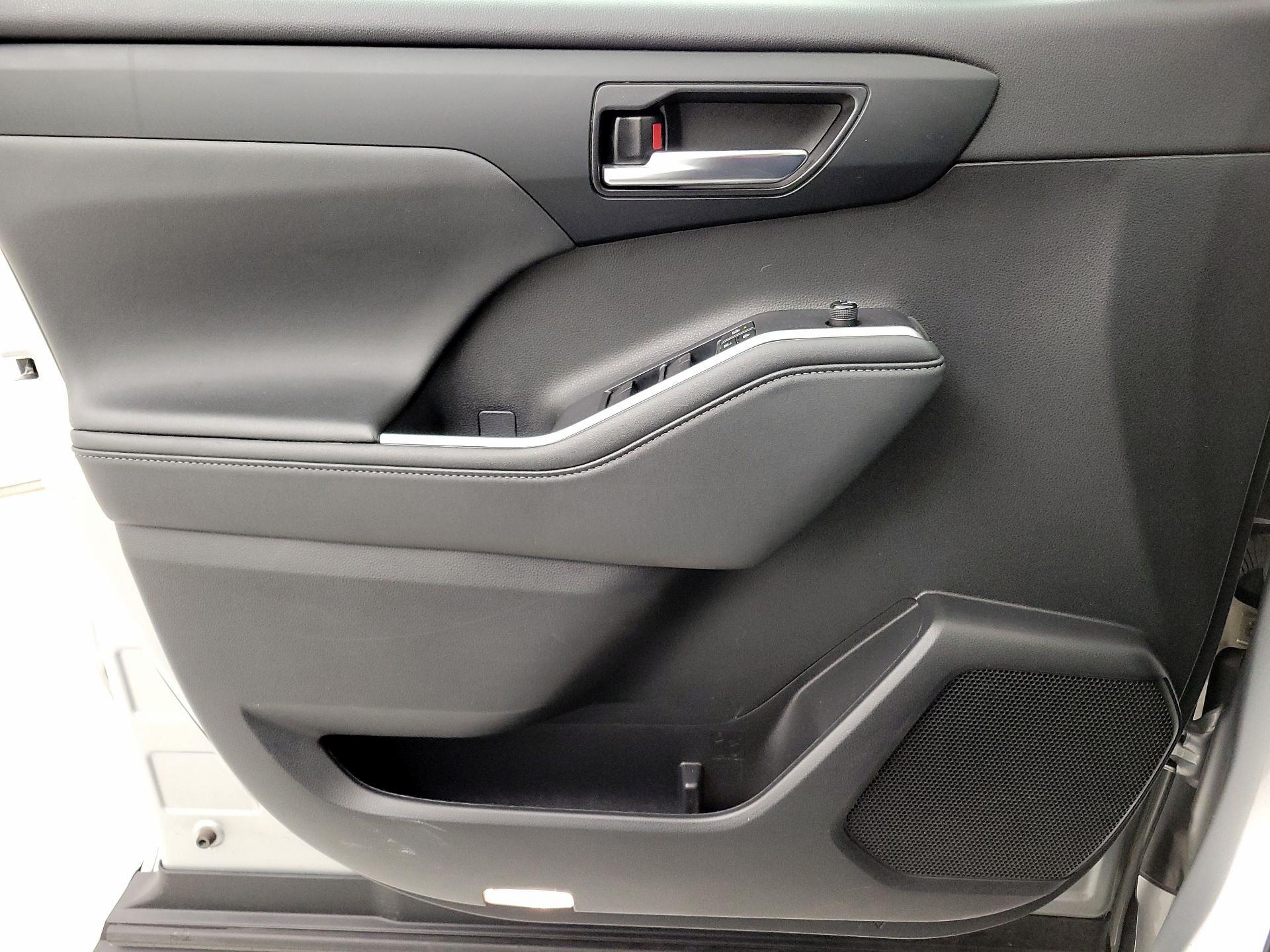 Thumbnail: 2022 Toyota Highlander - 12