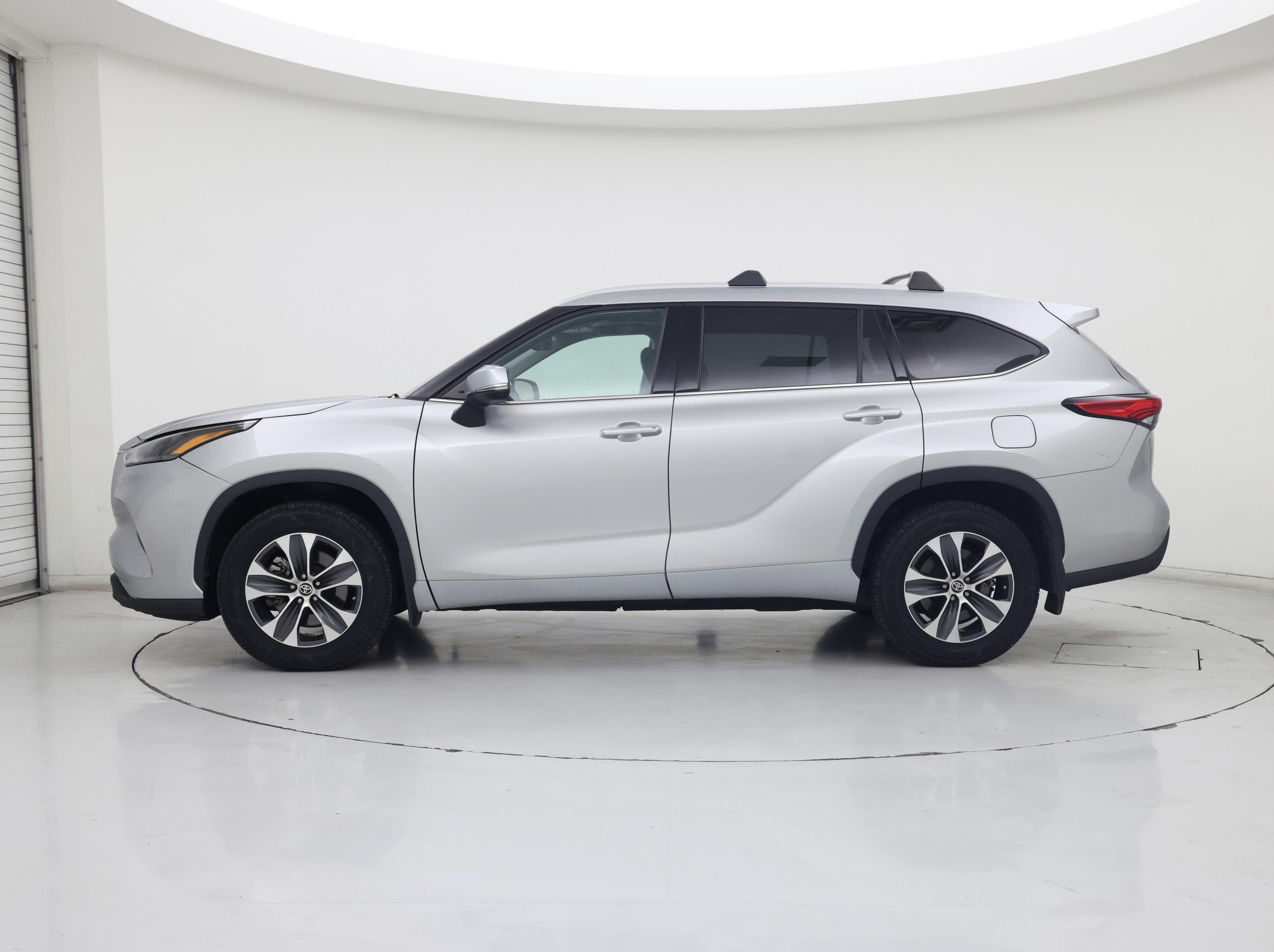 Thumbnail: 2022 Toyota Highlander - 3