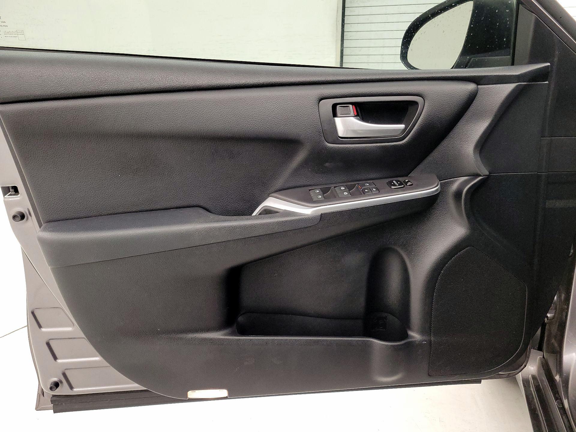 Thumbnail: 2016 Toyota Camry - 12