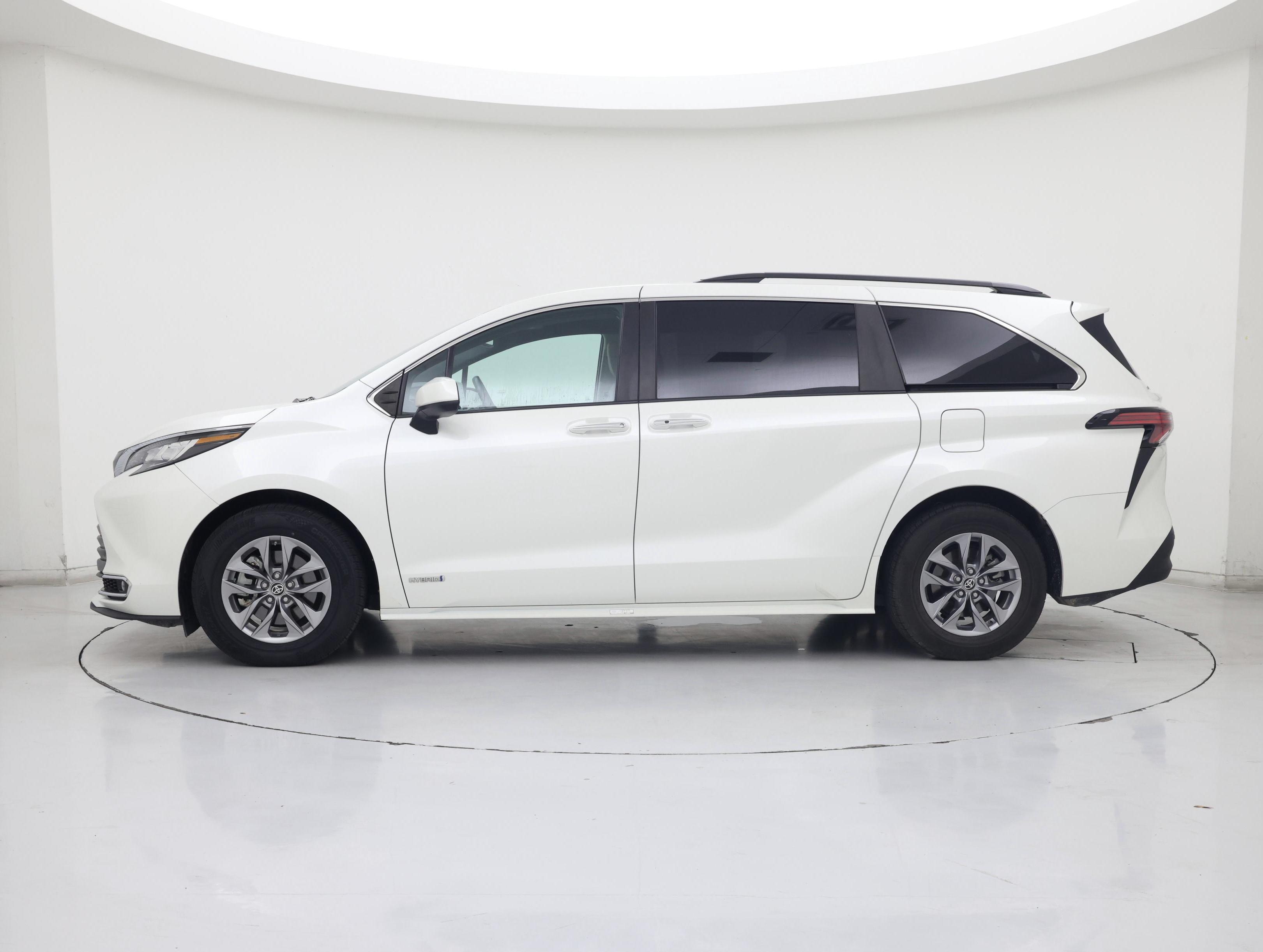 Thumbnail: 2021 Toyota Sienna - 3