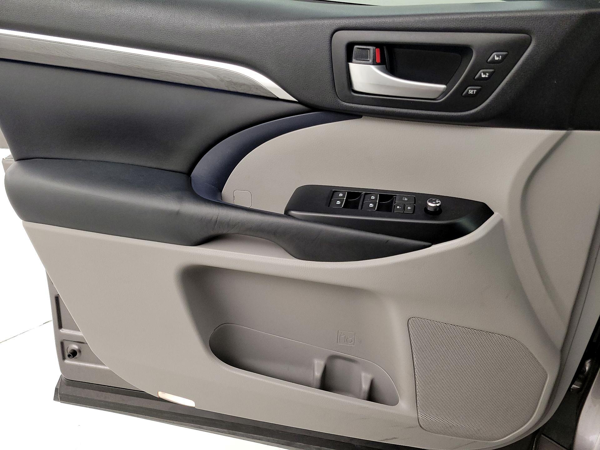 Thumbnail: 2018 Toyota Highlander - 12