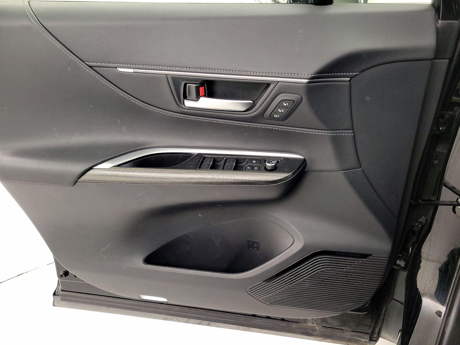 Thumbnail: 2021 Toyota Venza - 12