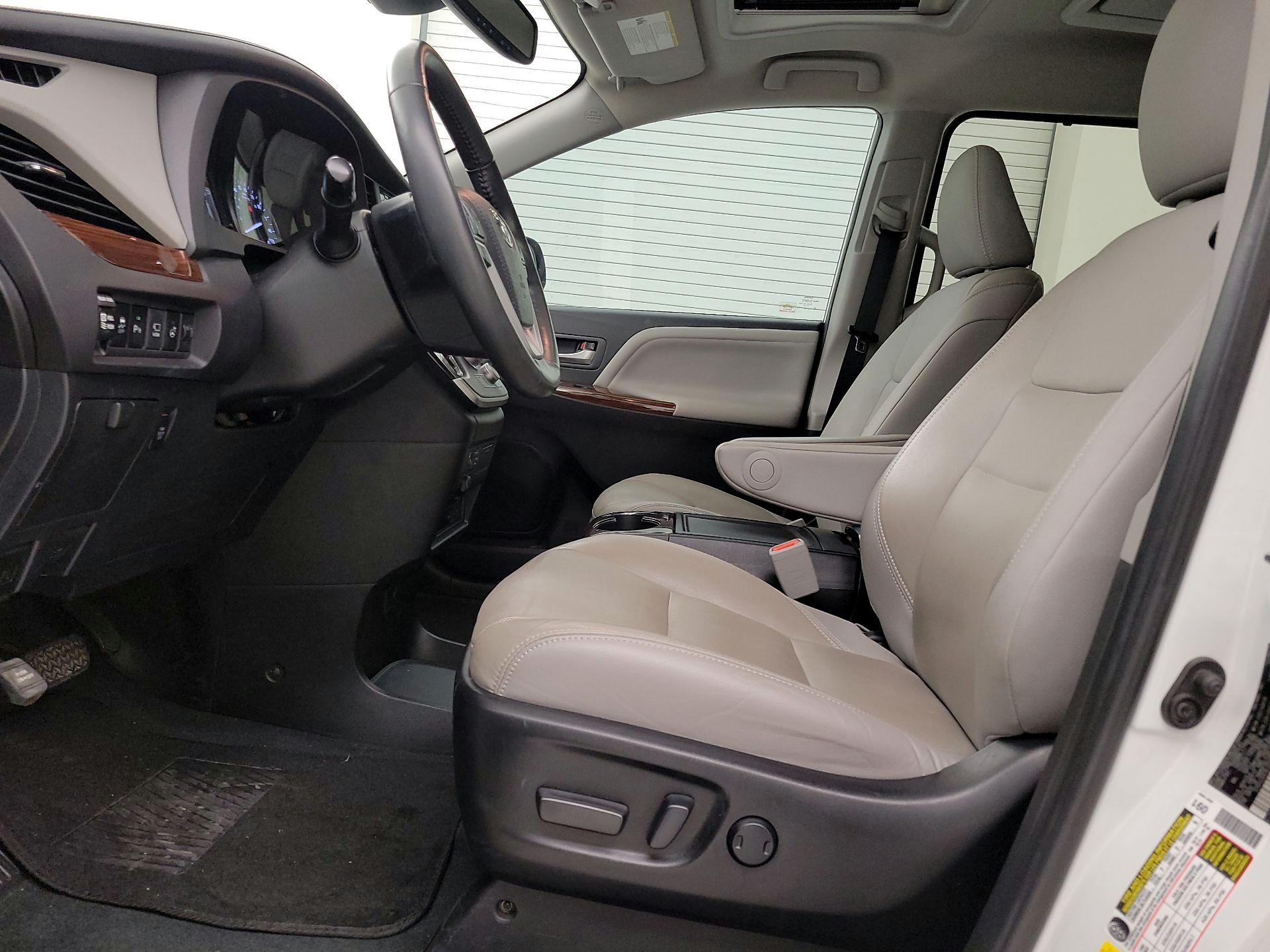 Thumbnail: 2020 Toyota Sienna - 11