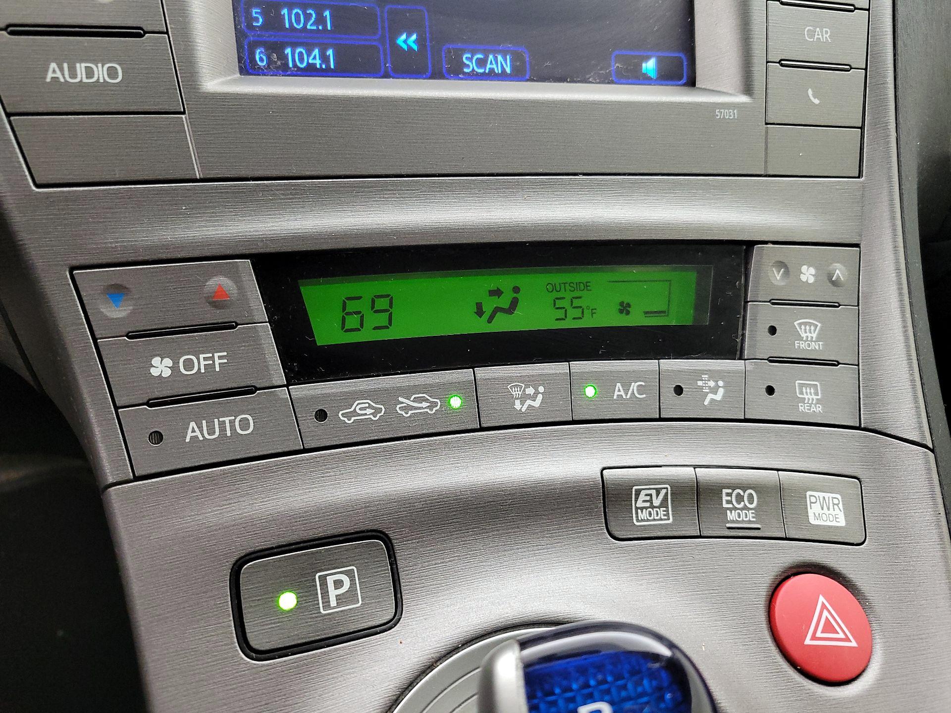 Thumbnail: 2015 Toyota Prius - 16